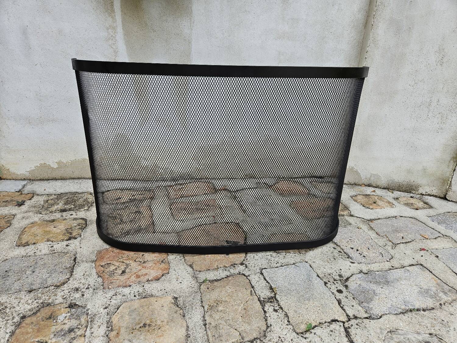 Curved chimney fire screen