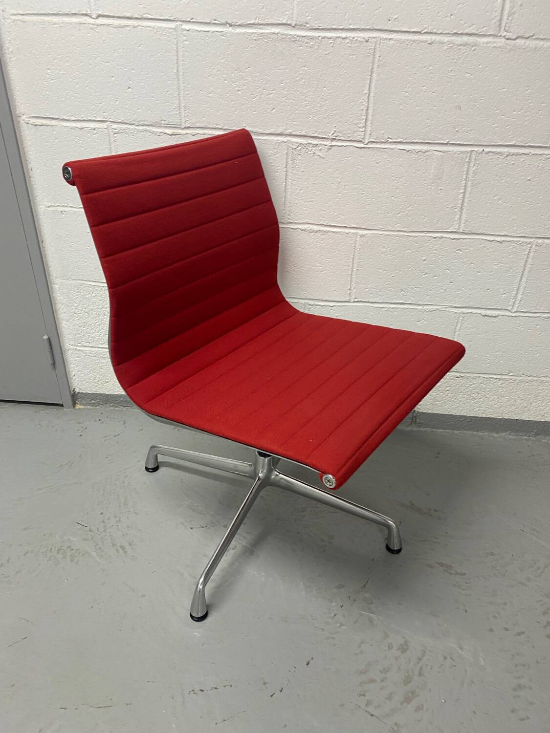 Eames aluminum office chair with swivel group Vitra