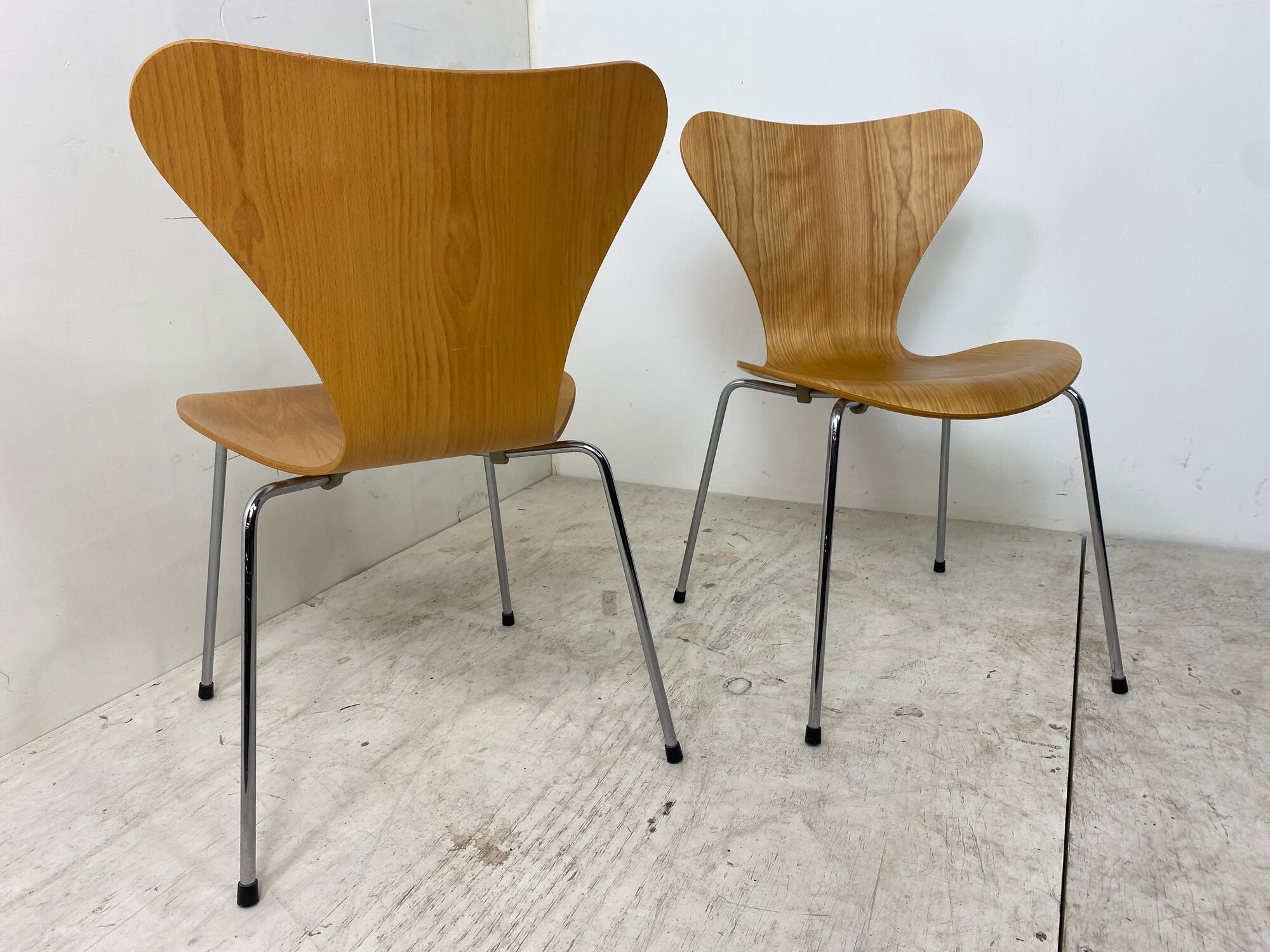 3107 dining chairs by Arne Jacobsen for Fritz Hansen