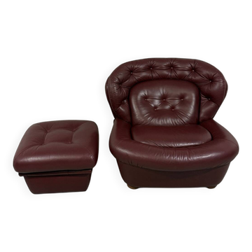 Fauteuil et repose-pieds en cuir bourgogne français de style futuriste des années 1970.
