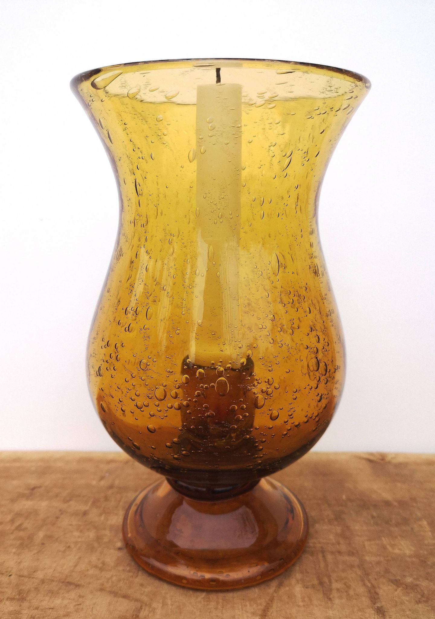 Bougeoir photophore Biot en verre ambré soufflé, bullé