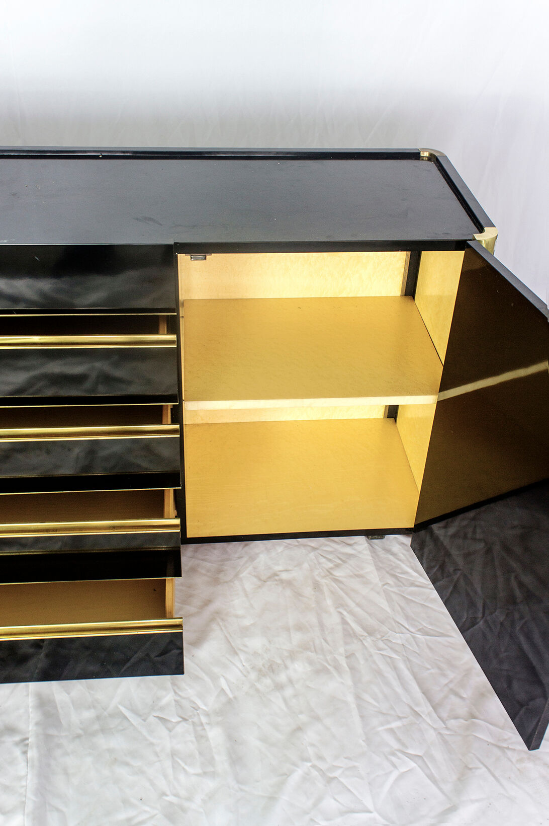 Enfilade lacquée noir et laiton années 70