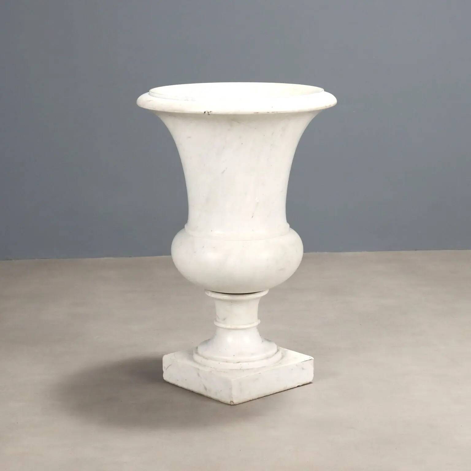 Vase Médicis ancien en marbre de Carrare blanc, Italie, début XXe siècle