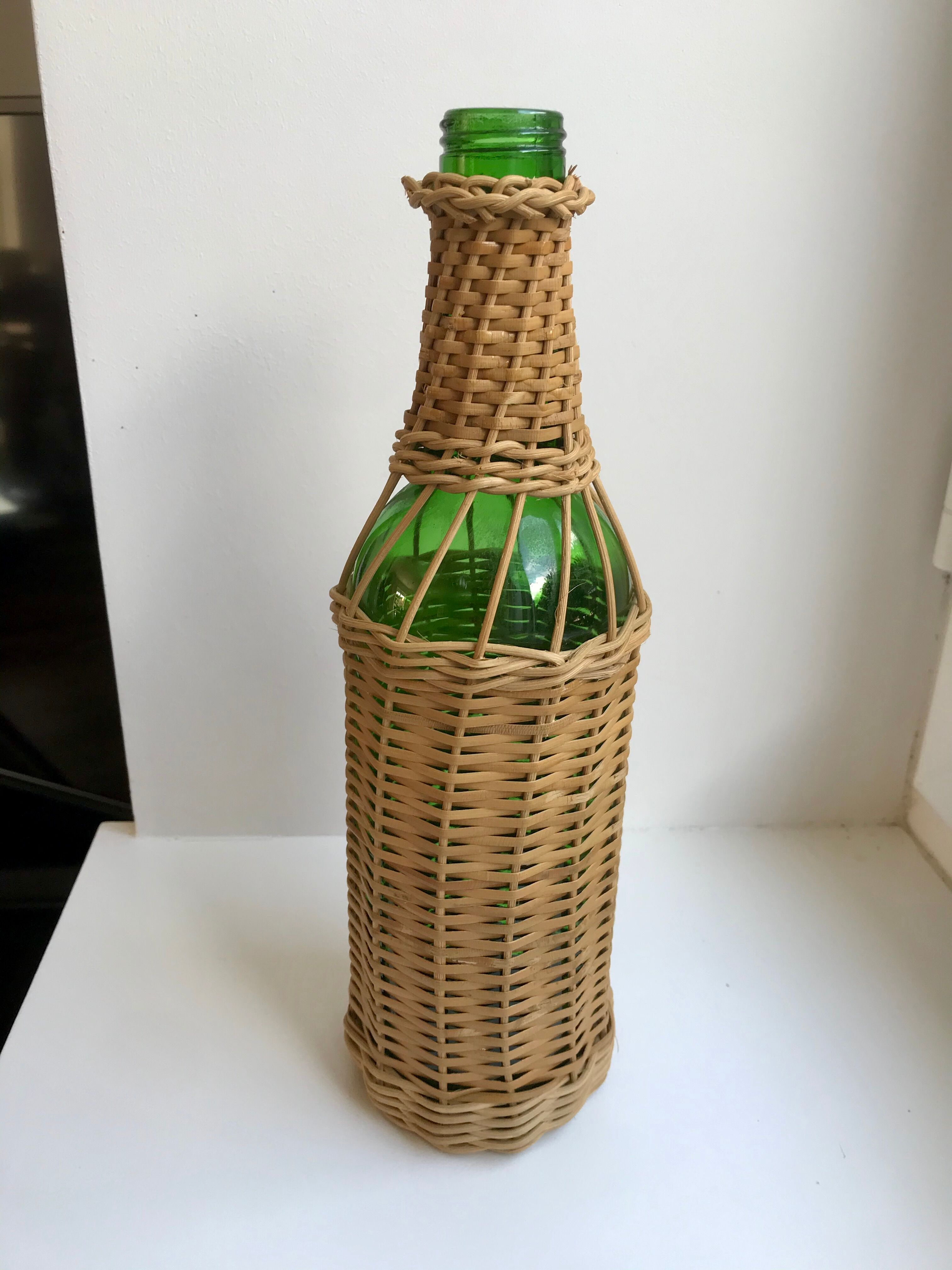 bouteille entourée de rotin années 70