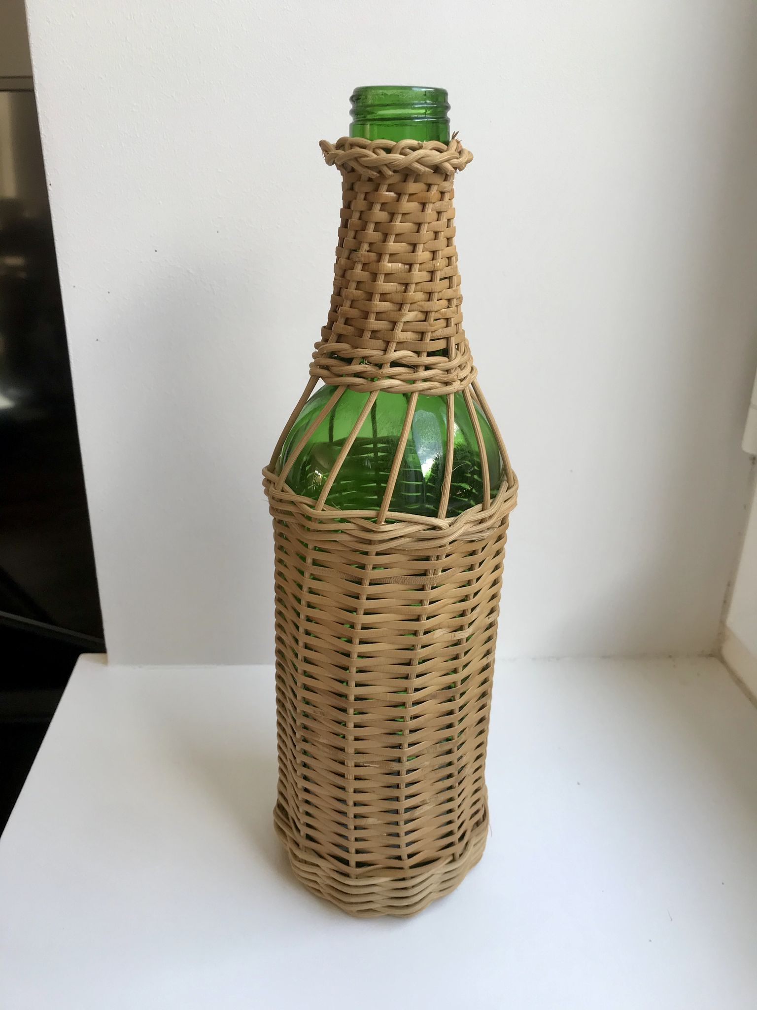bouteille entourée de rotin années 70