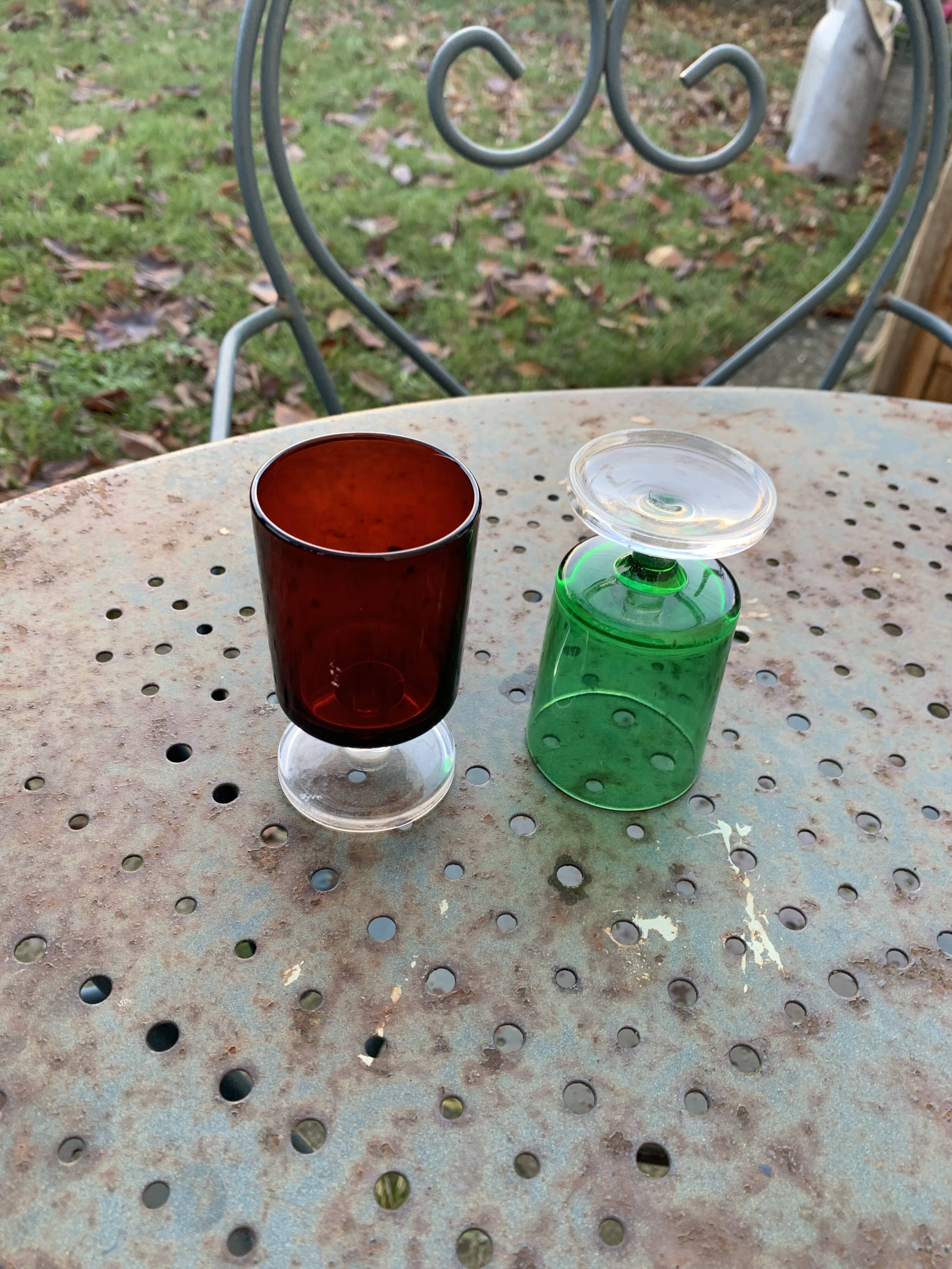 11 wine or aperitif glasses, 6 green and 5 red vintage 1970