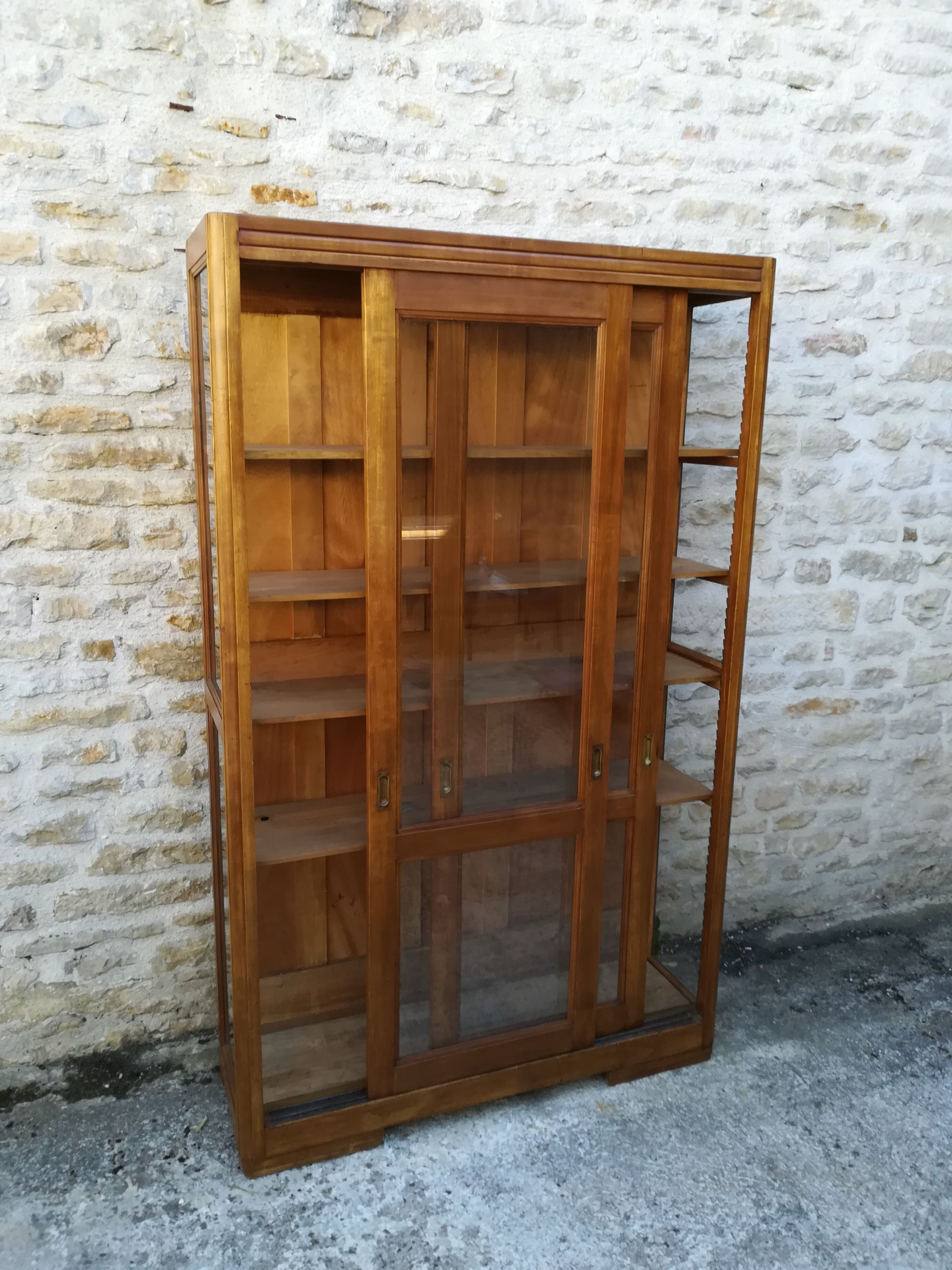 Showcase with two sliding doors