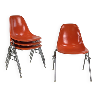 Ensemble de 4 chaises d'appoint Eames pour Herman Miller DSS en corail