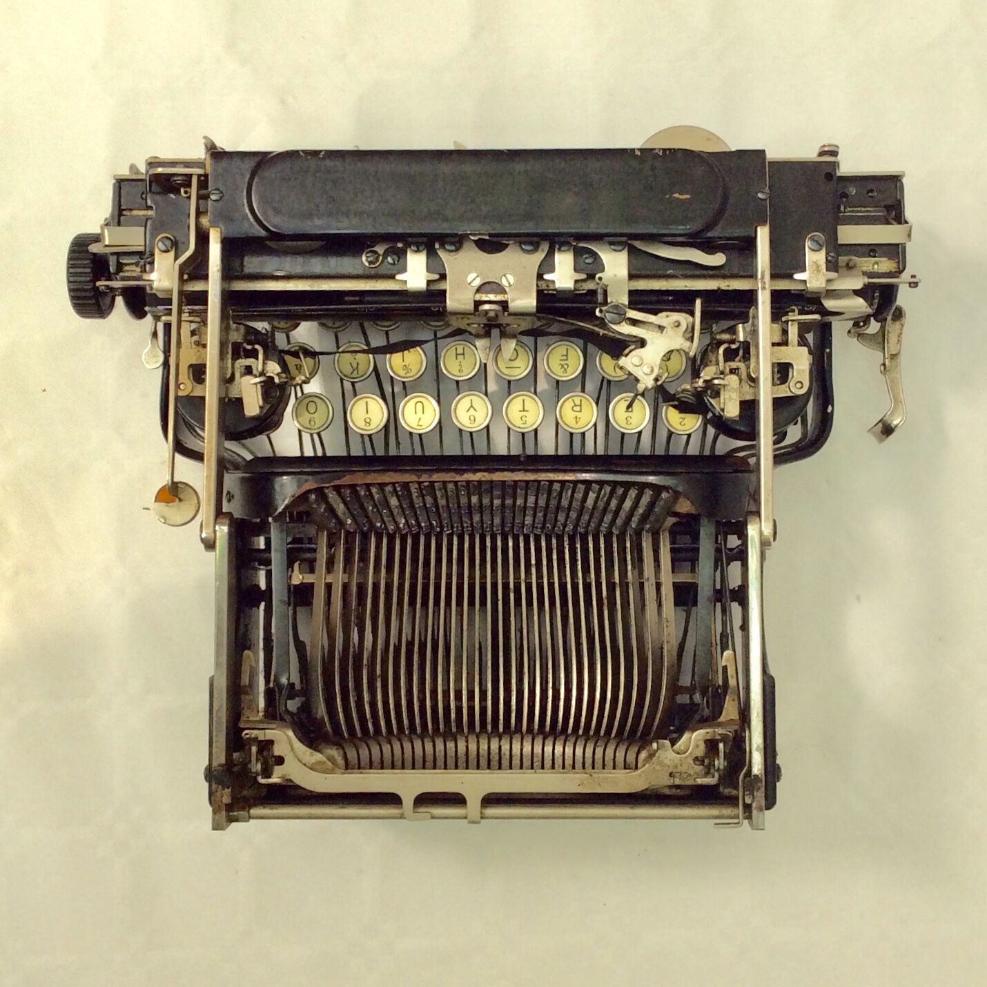 Portable typewriter corona manufacture usa around the 1920s numbered dimension: h-15xl29