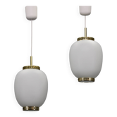 Paire de suspensions en porcelaine Bent Karlby des années 1970 en verre opalin et laiton par Lyfa
