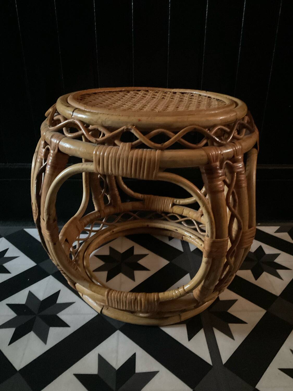 Vintage side table in rattan from the 60s-70s.