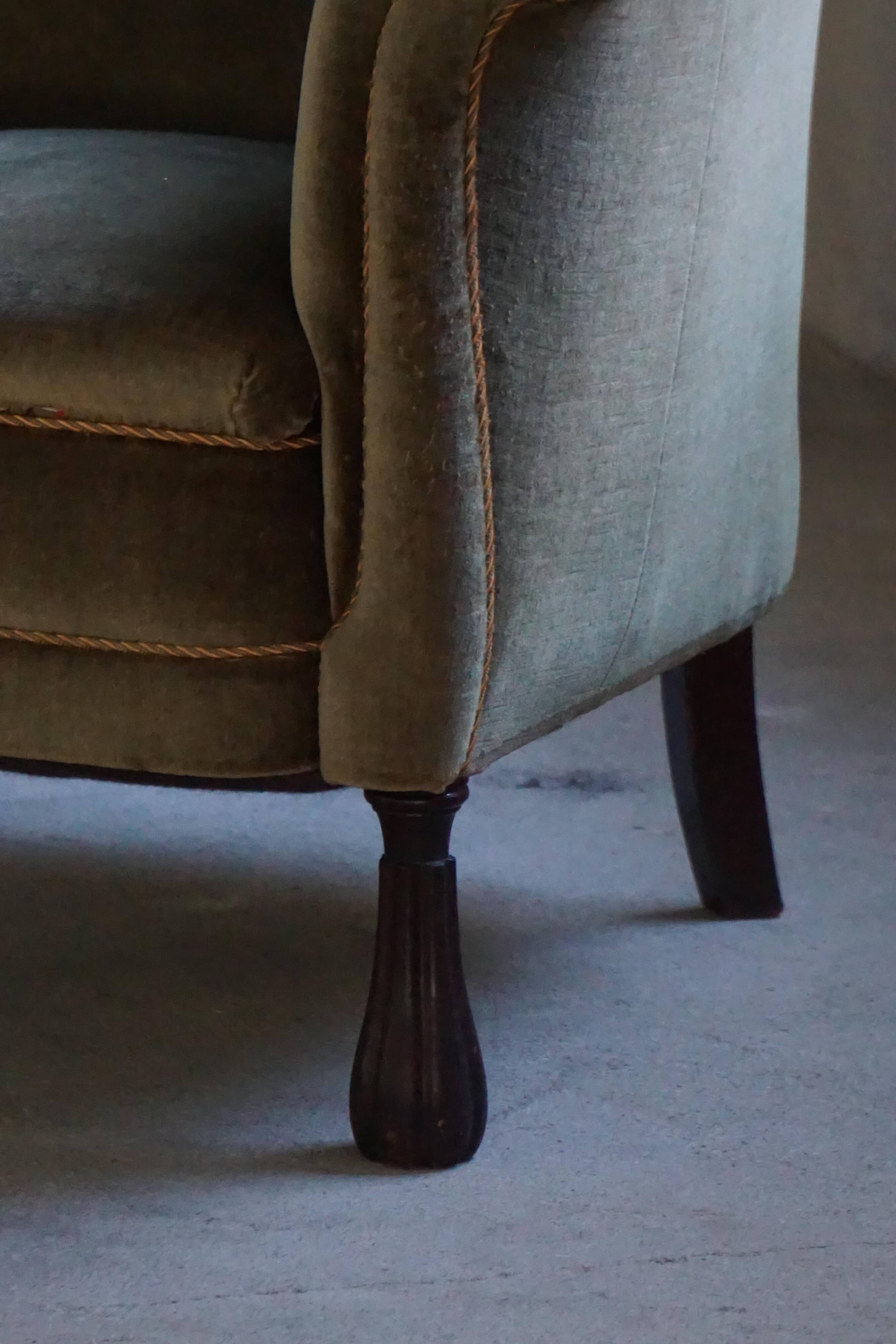 Mid-20th century, pair of Danish shell lounge chairs in green velvet, 1940s.