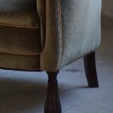 Mid-20th century, pair of Danish shell lounge chairs in green velvet, 1940s.