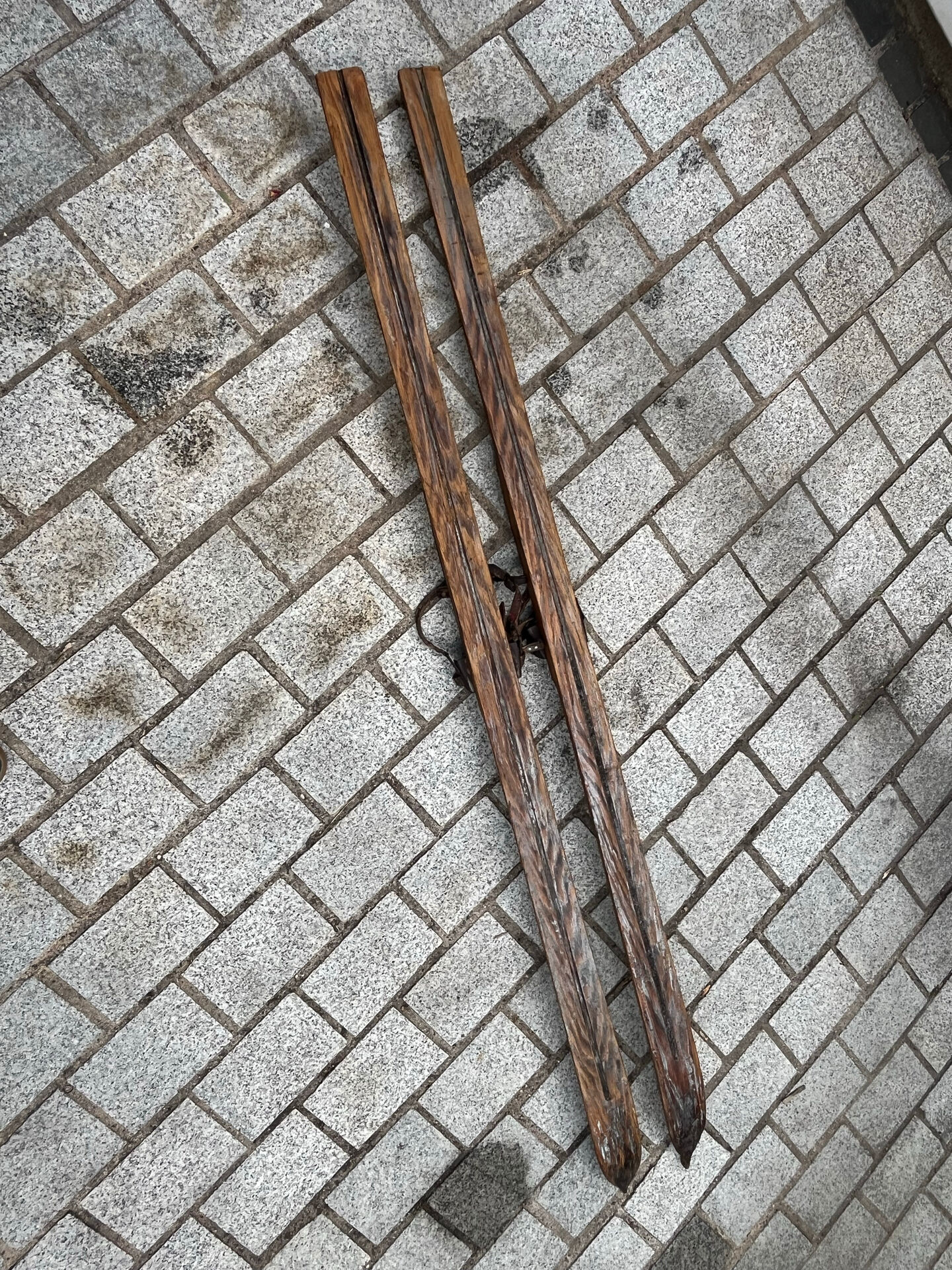 Pair of old skis L=196cm