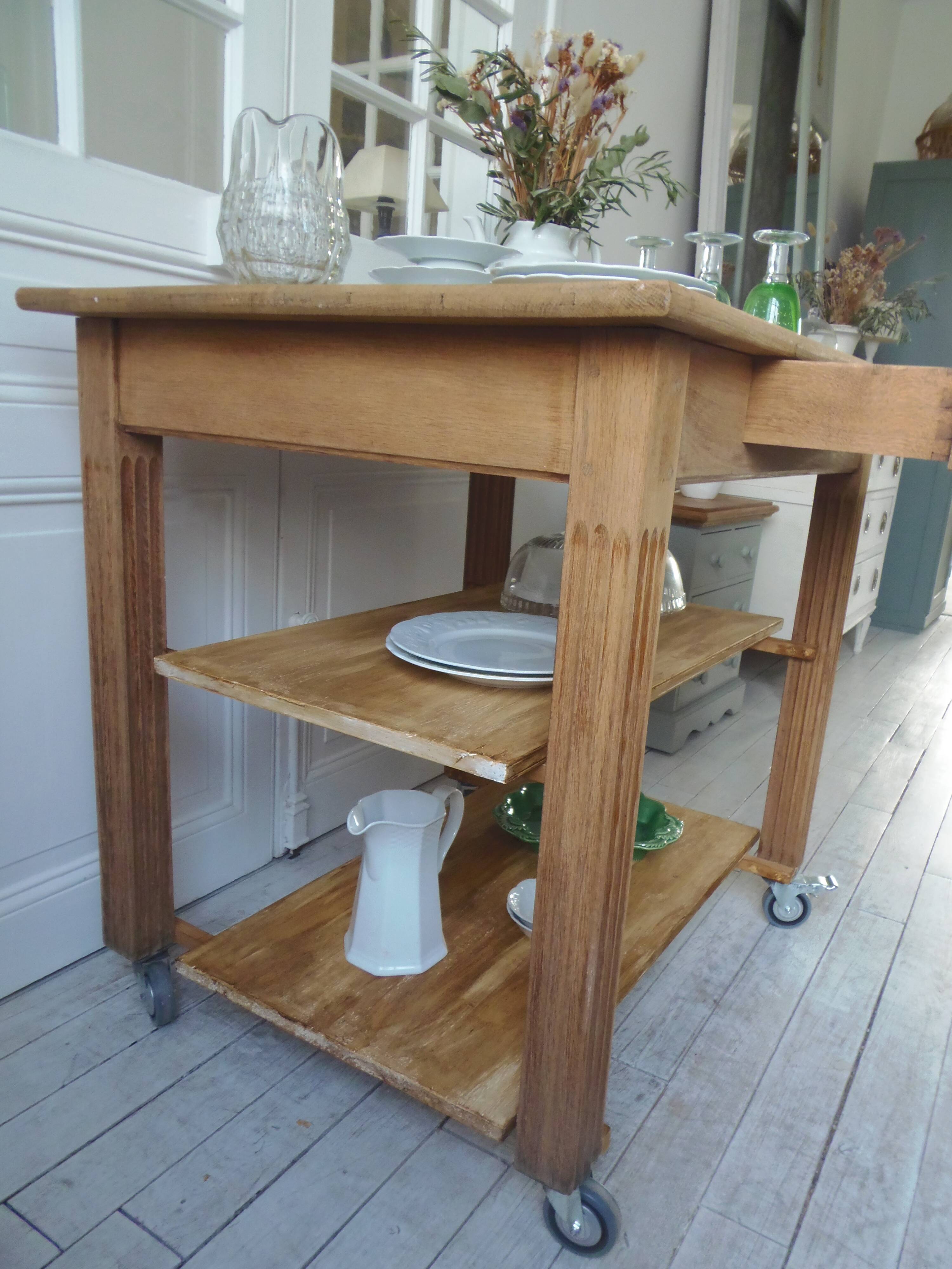 Meuble de métier vintage en chêne sur roulettes.