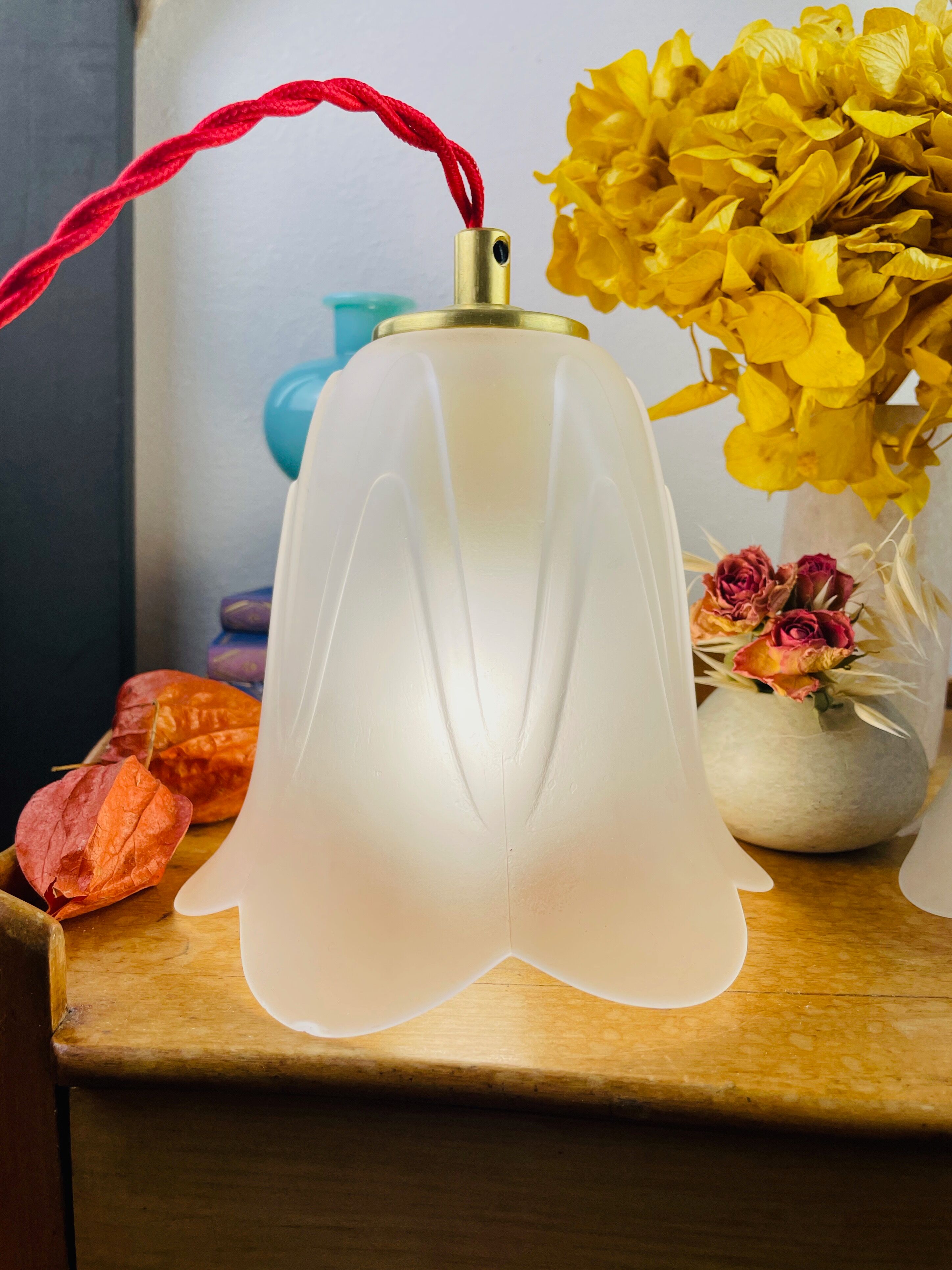 Walking lamp or suspension opaque globe shape of Art Deco flower