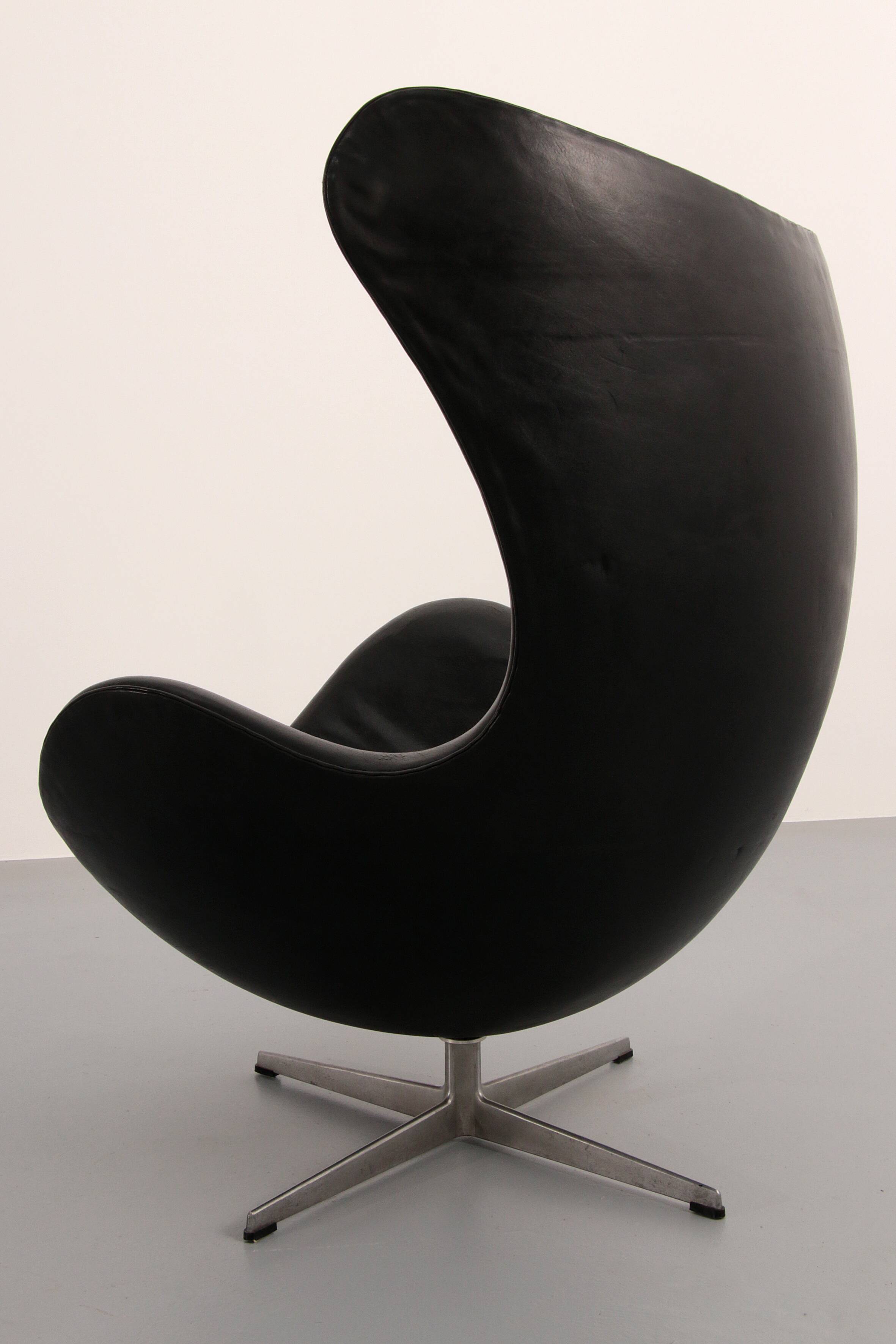 The Egg Chair – Arne Jacobsen, Denmark, 1960 – Black Leather by Fritz Hansen