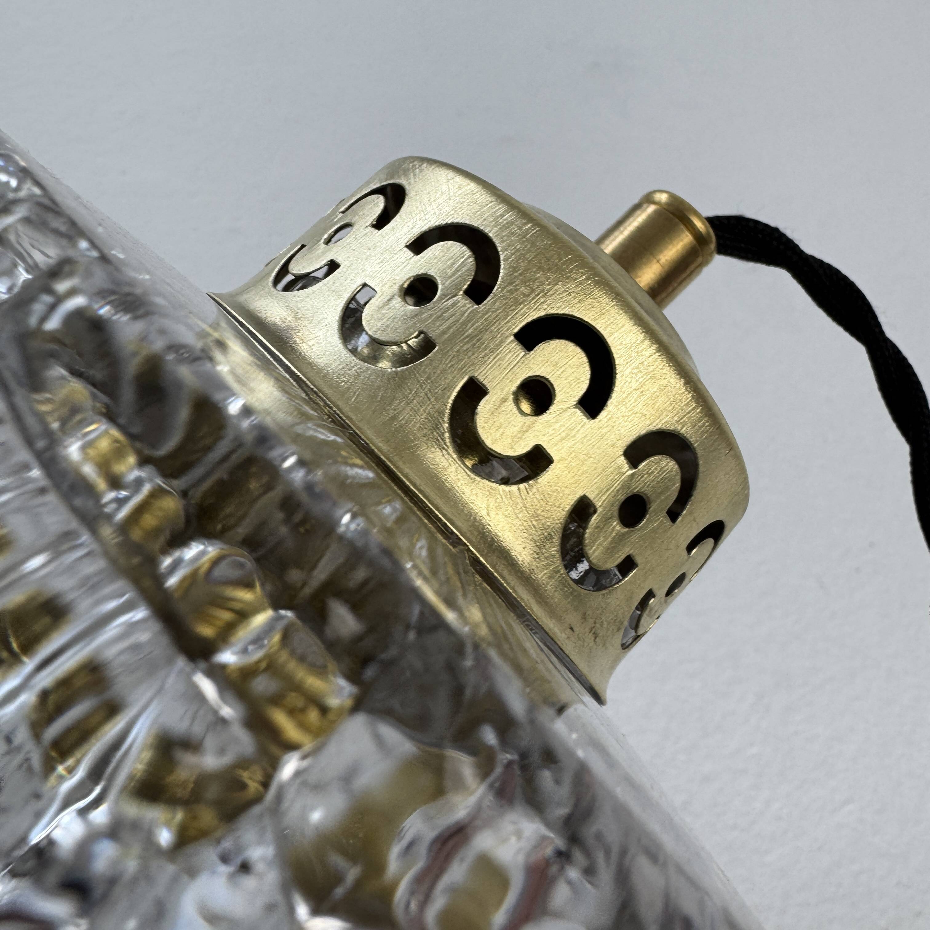 Paire d’anciennes suspensions en verre vintage