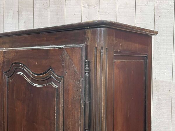 Armoire basse de style Louis XV en noyer 19ème