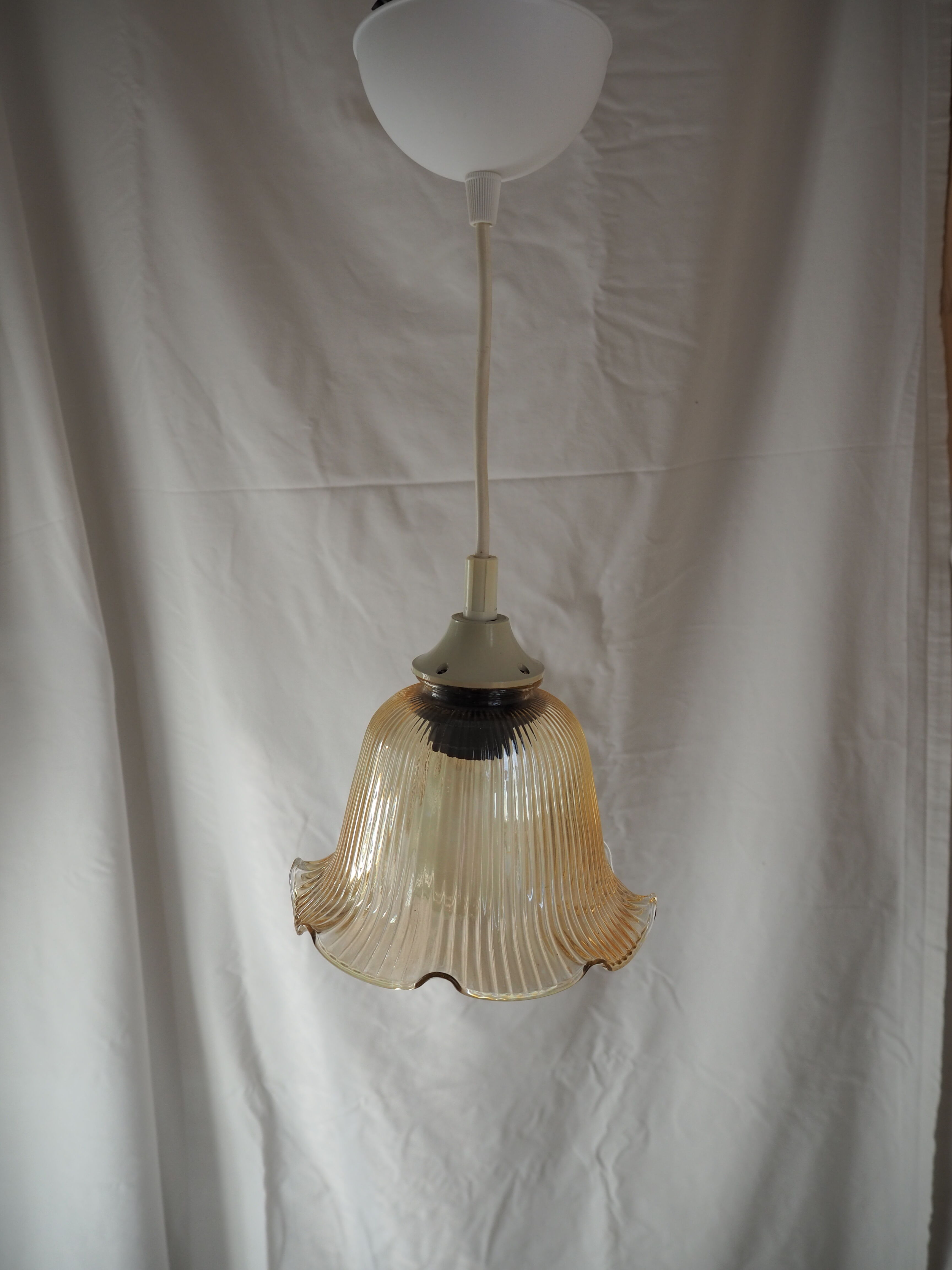 Striated tulip-shaped pendant light, in smoked glass