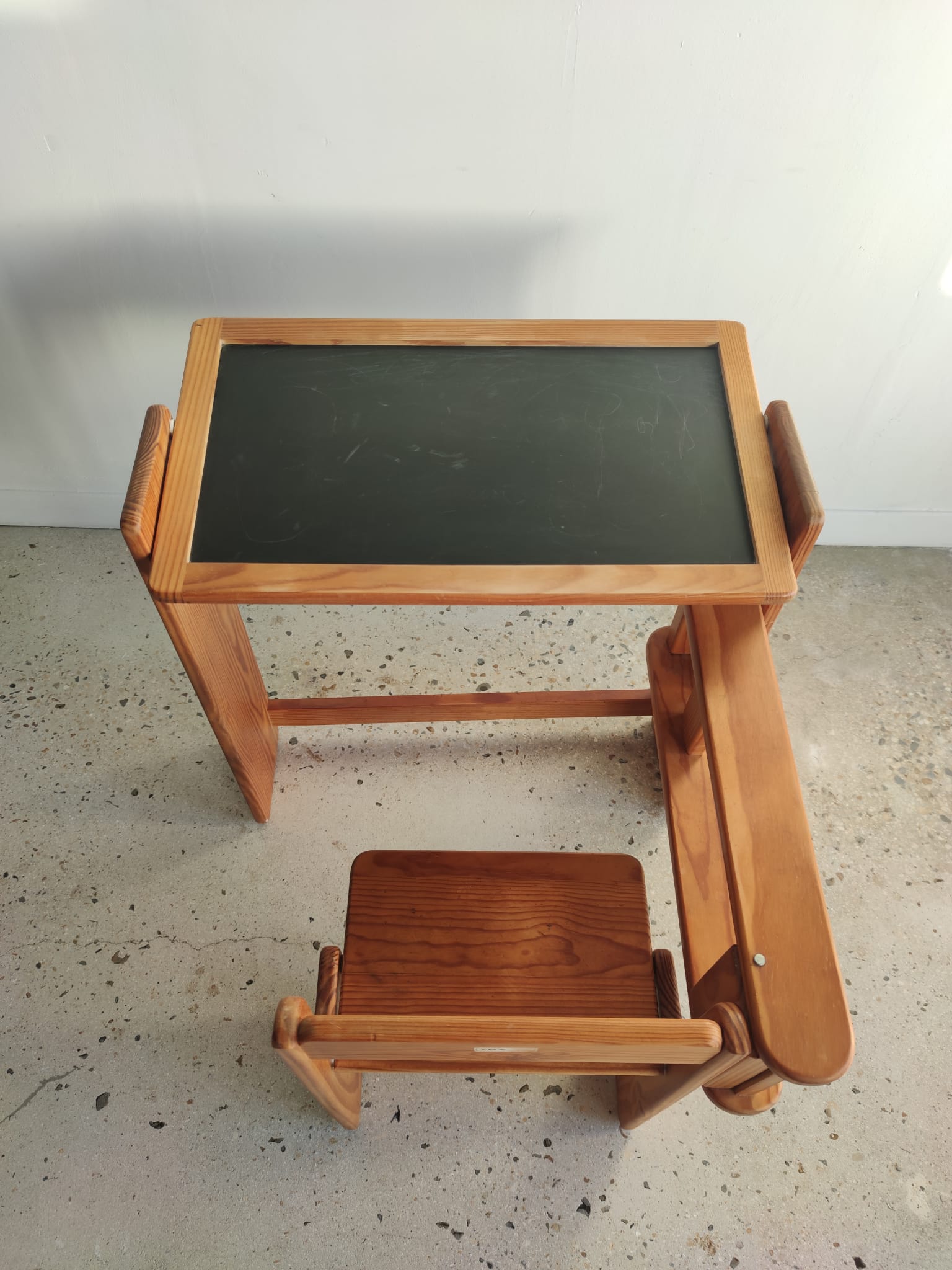 Foldable pine children's desk