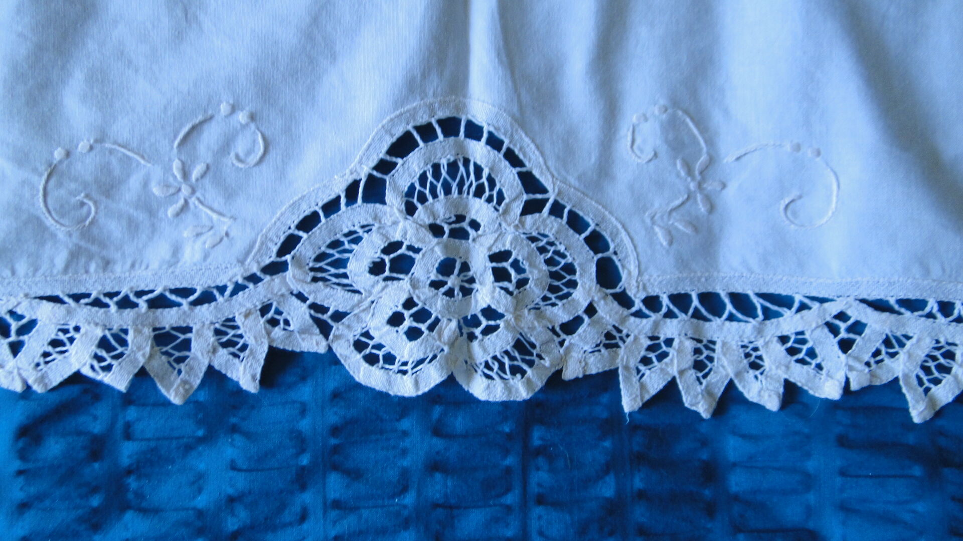 Nappe a the ou surnaple ancienne broderie richelieu