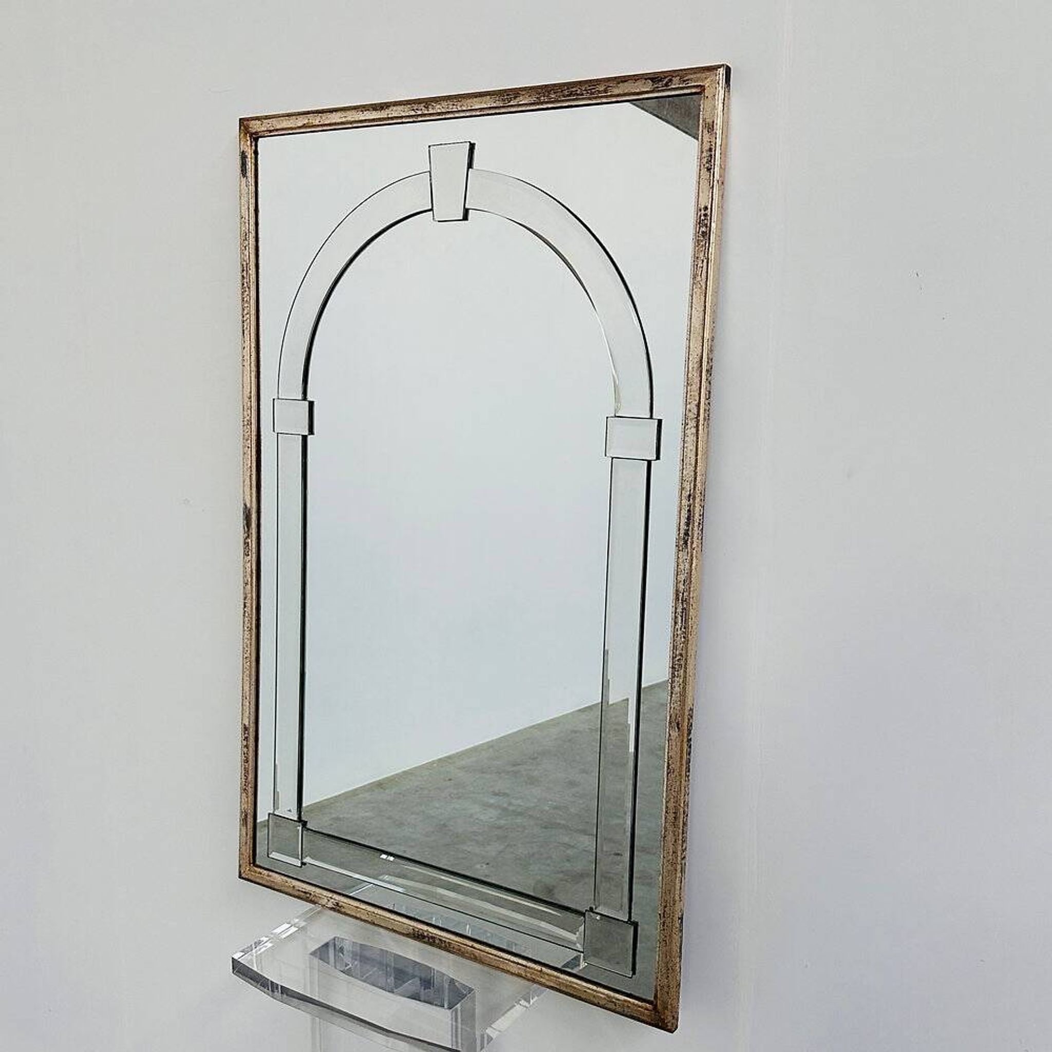 Grand miroir mural en verre biseauté de style Art Déco avec design d'arc architectural.