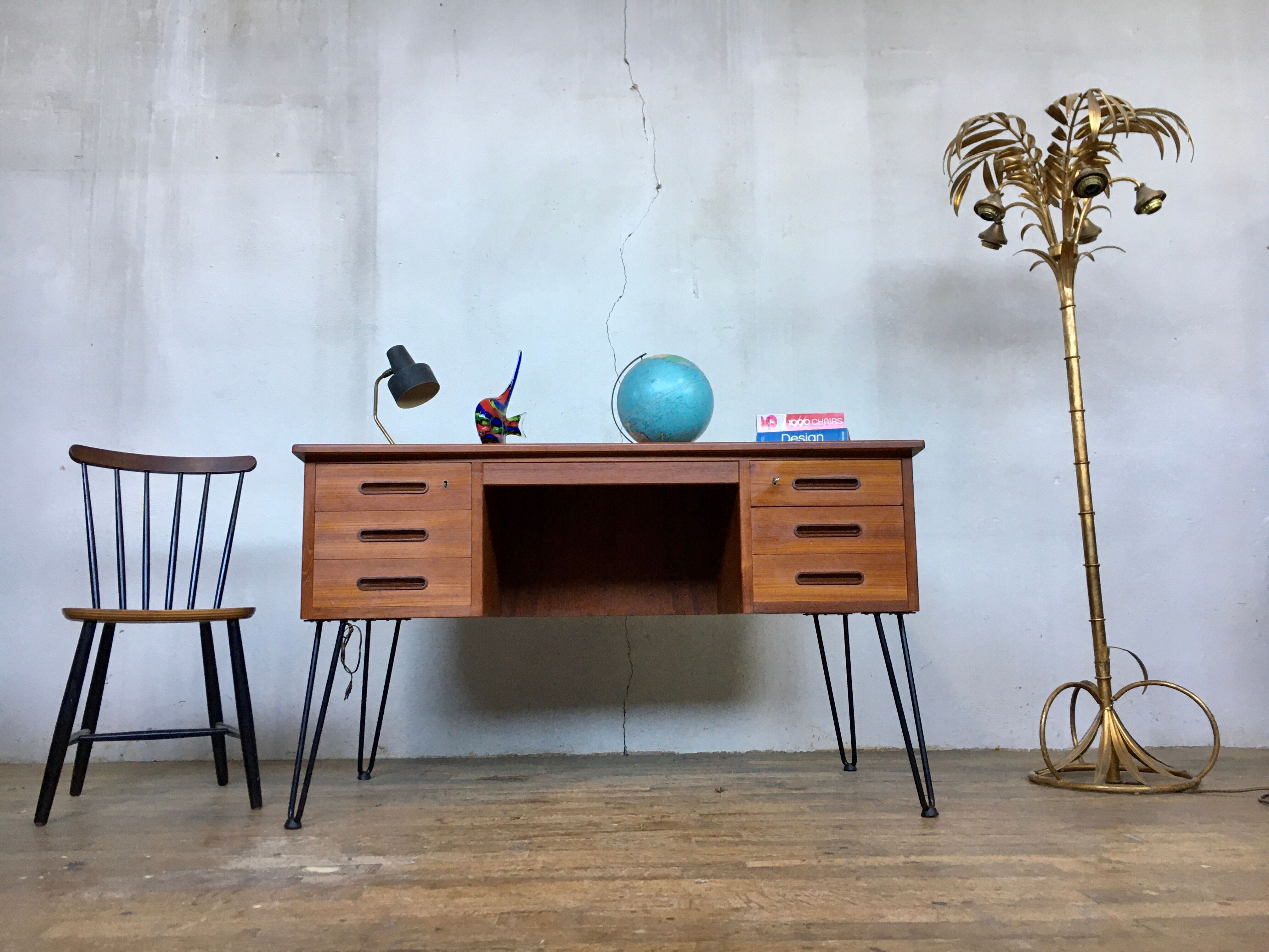 Bureau scandinave en teck avec piétement eiffel métal noir  1950 1960