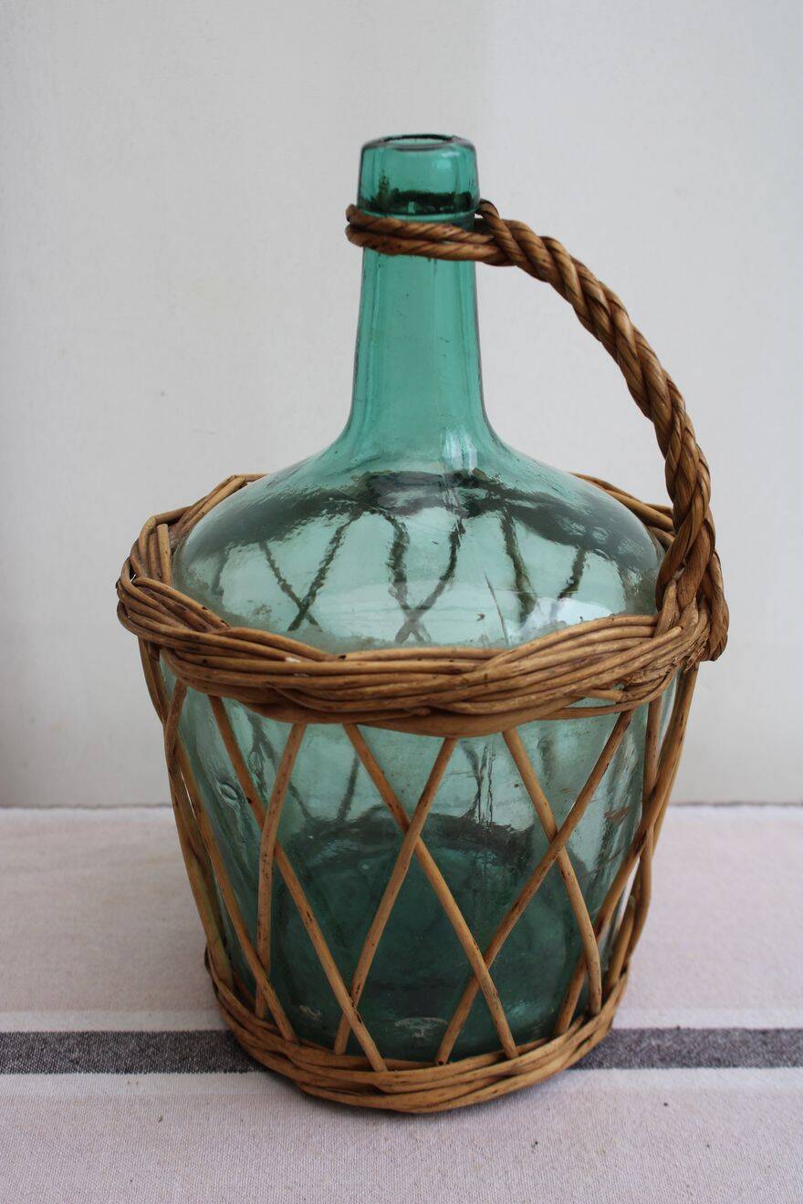 Glass and wicker demijohn
