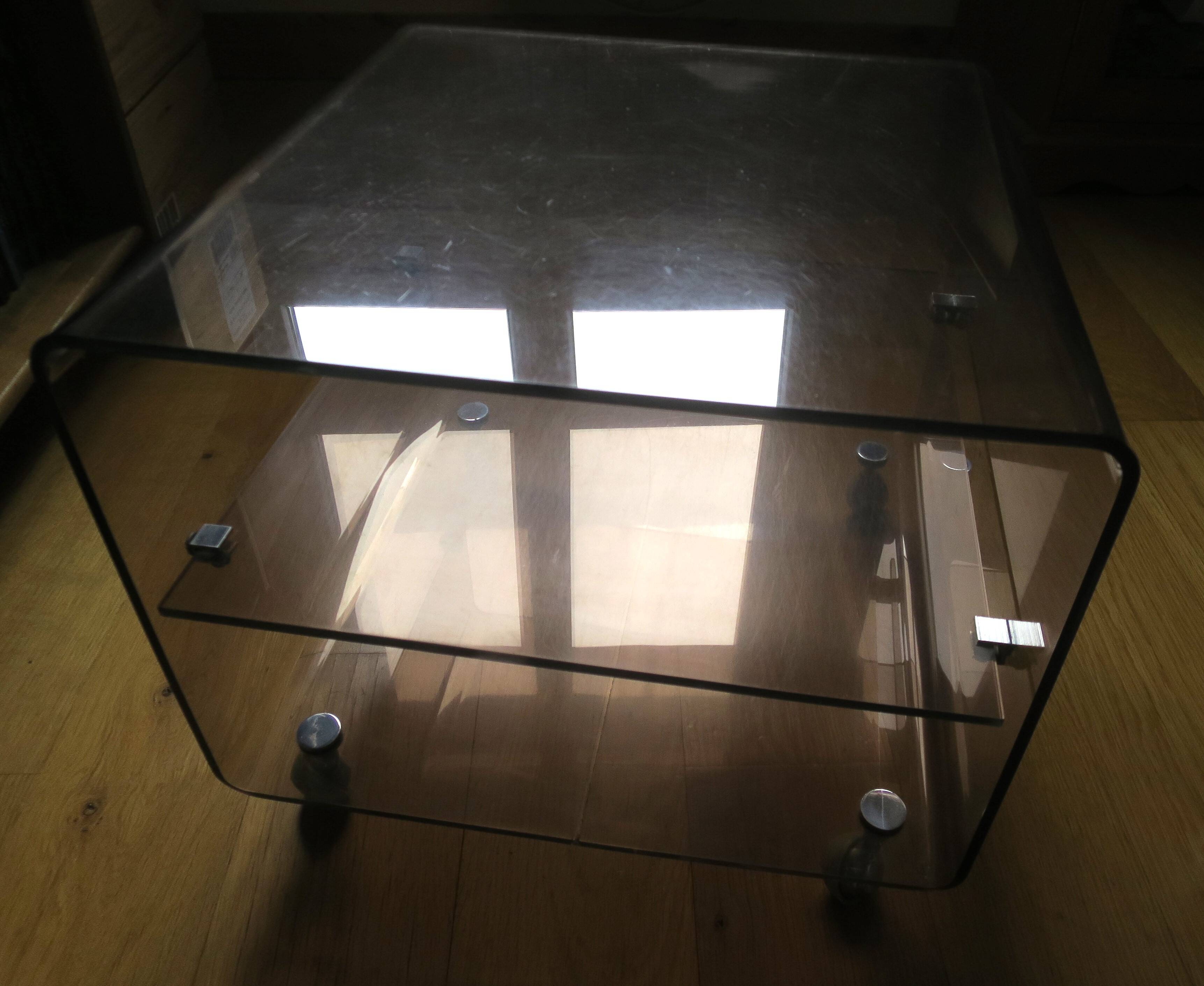 Table de chevet basse plexiglas fumé Michel Dumas pour Roche Bobois roulettes vintage