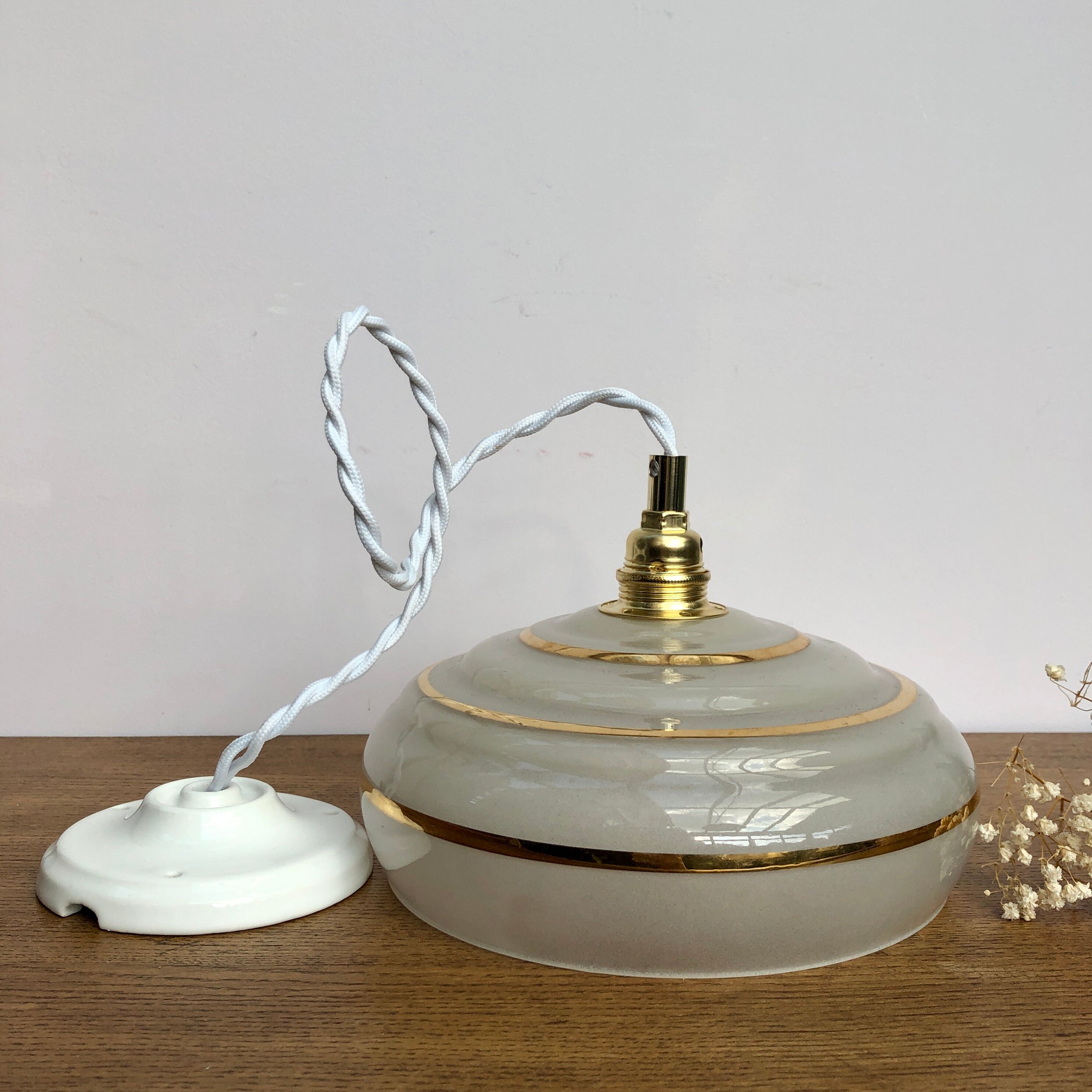 Vintage white and gold glass lampshade suspension
