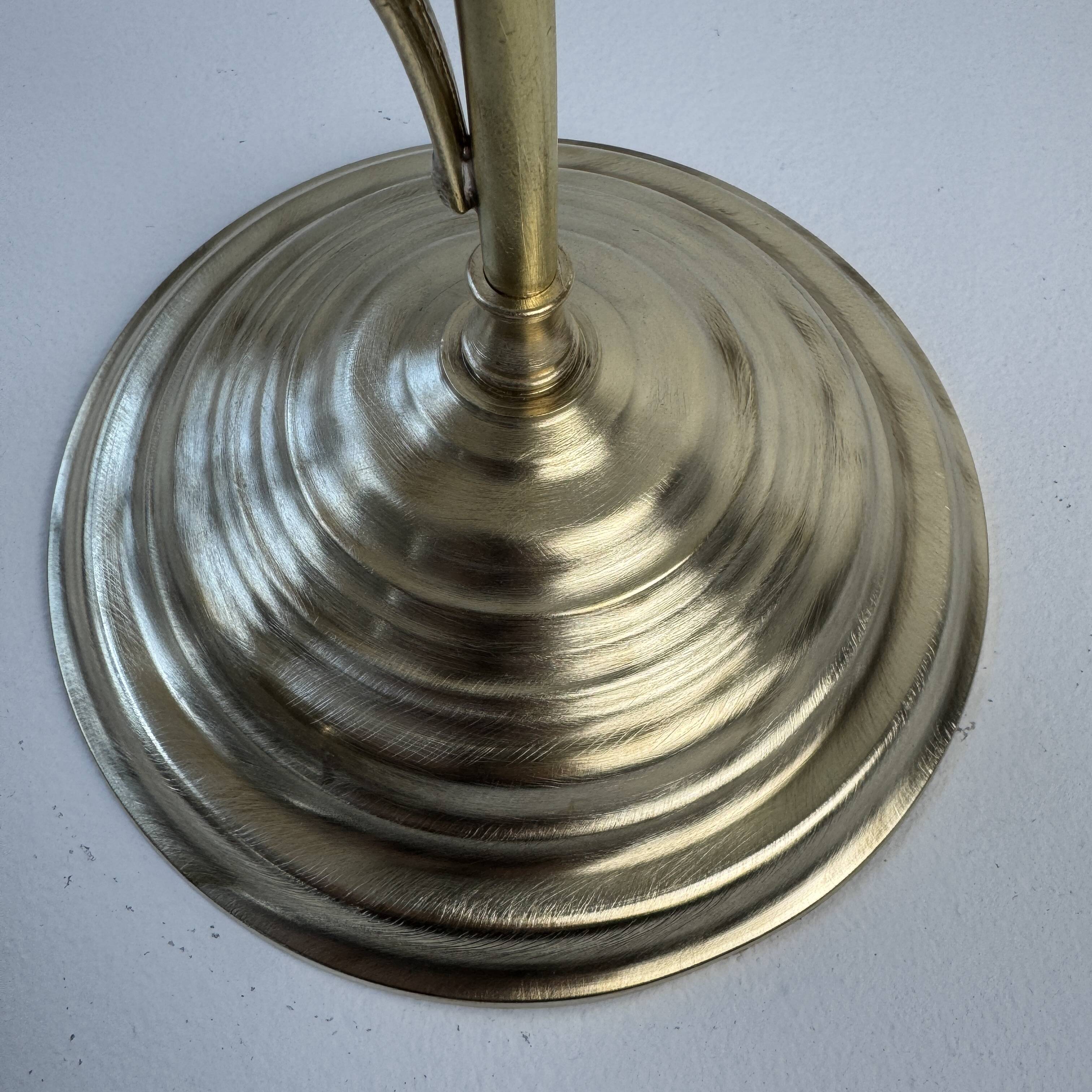 VINTAGE ARTICULATED DESK LAMP IN BRASS AND OPAL GLASS