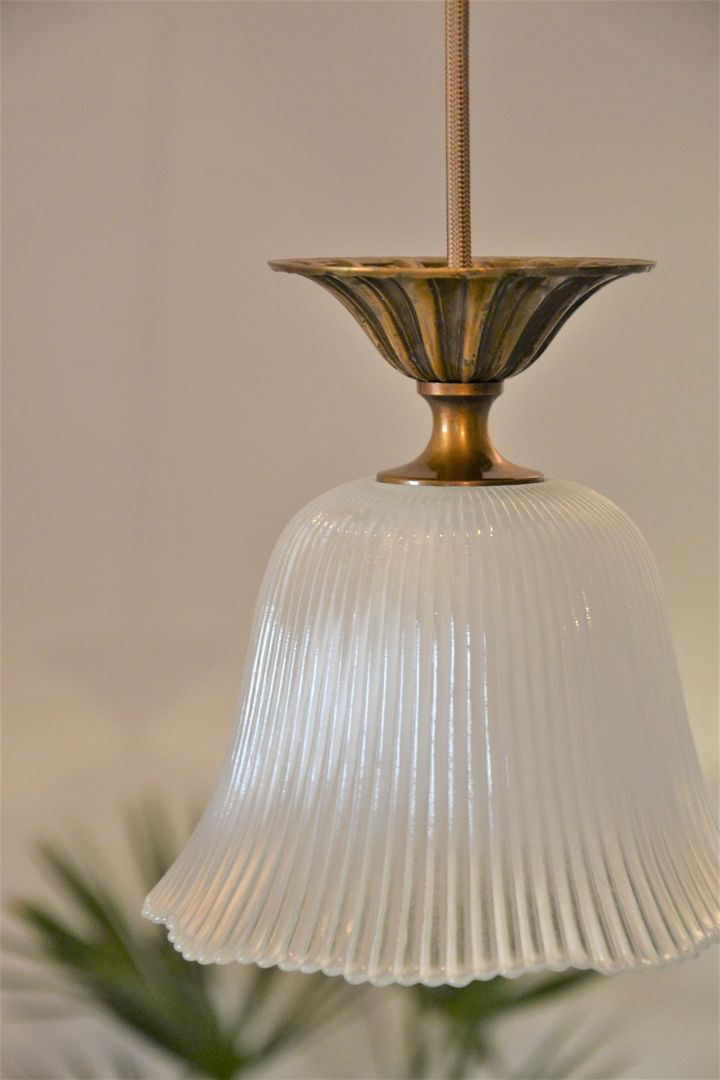 Suspension en verre strié et métal doré