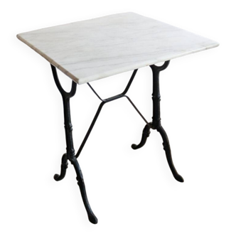 Table bistrot carré en marbre blanc et fonte