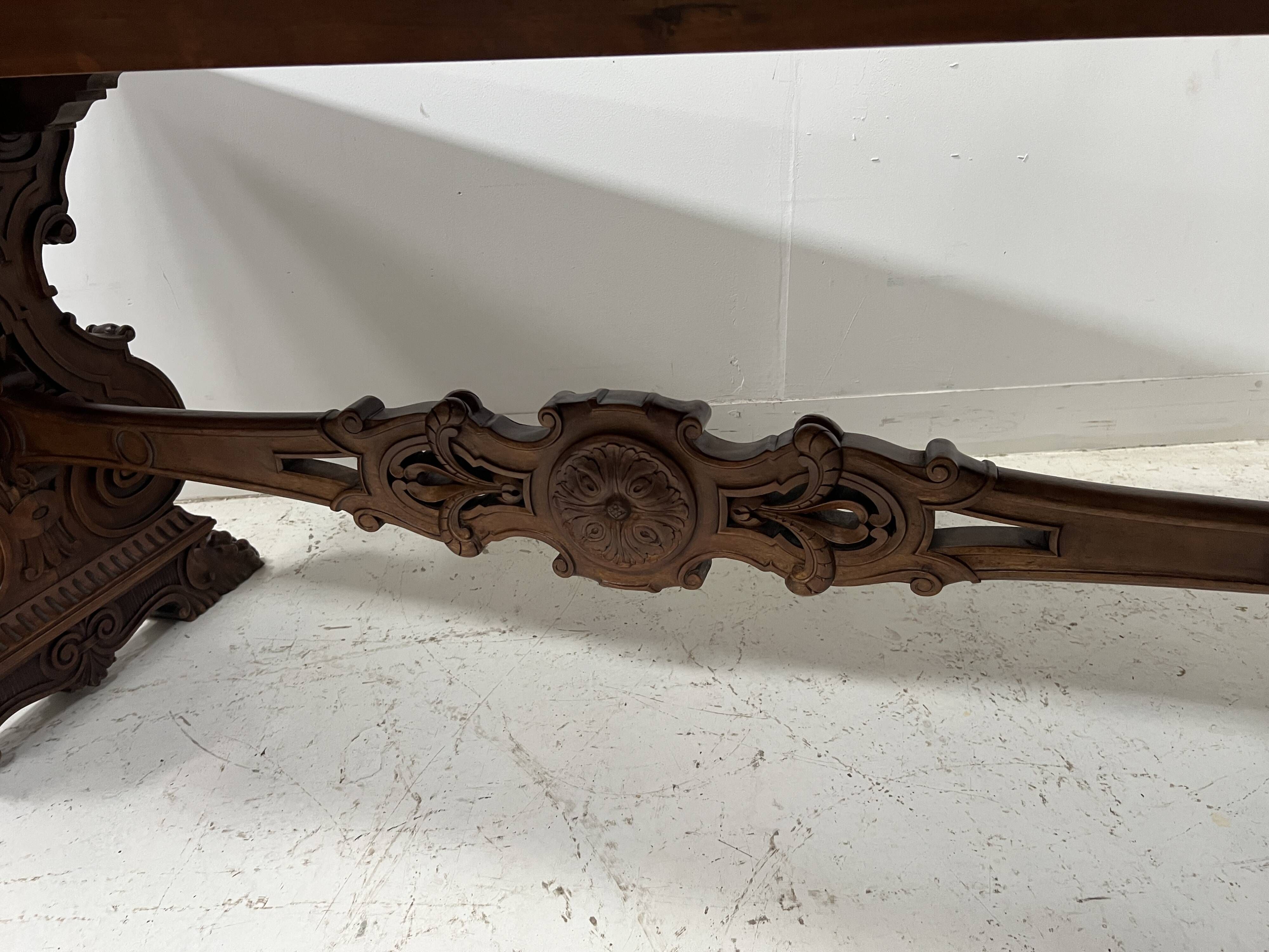 Table a manger de style Renaissance en bois massif sculpté XX siècle