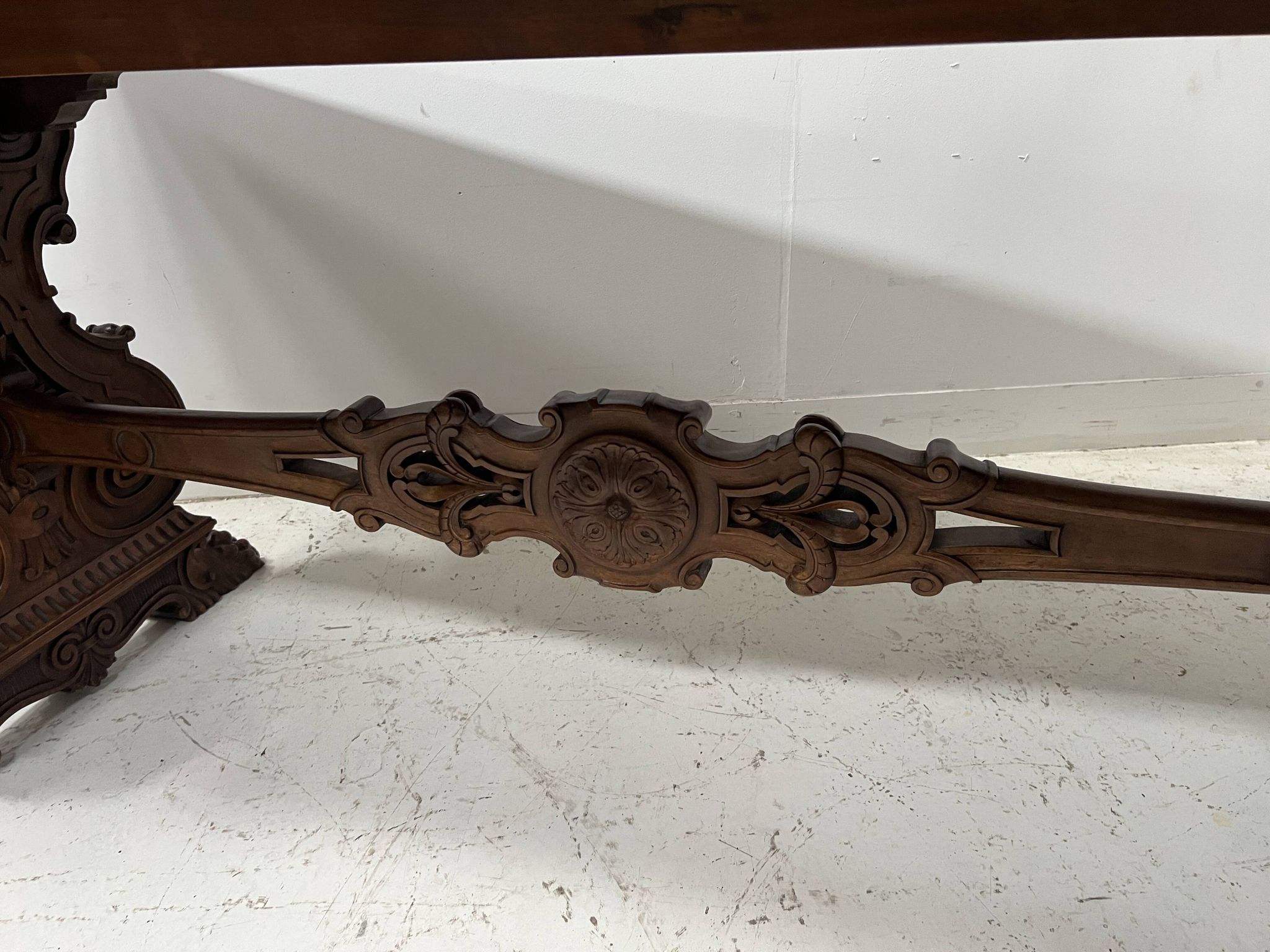 Table a manger de style Renaissance en bois massif sculpté XX siècle
