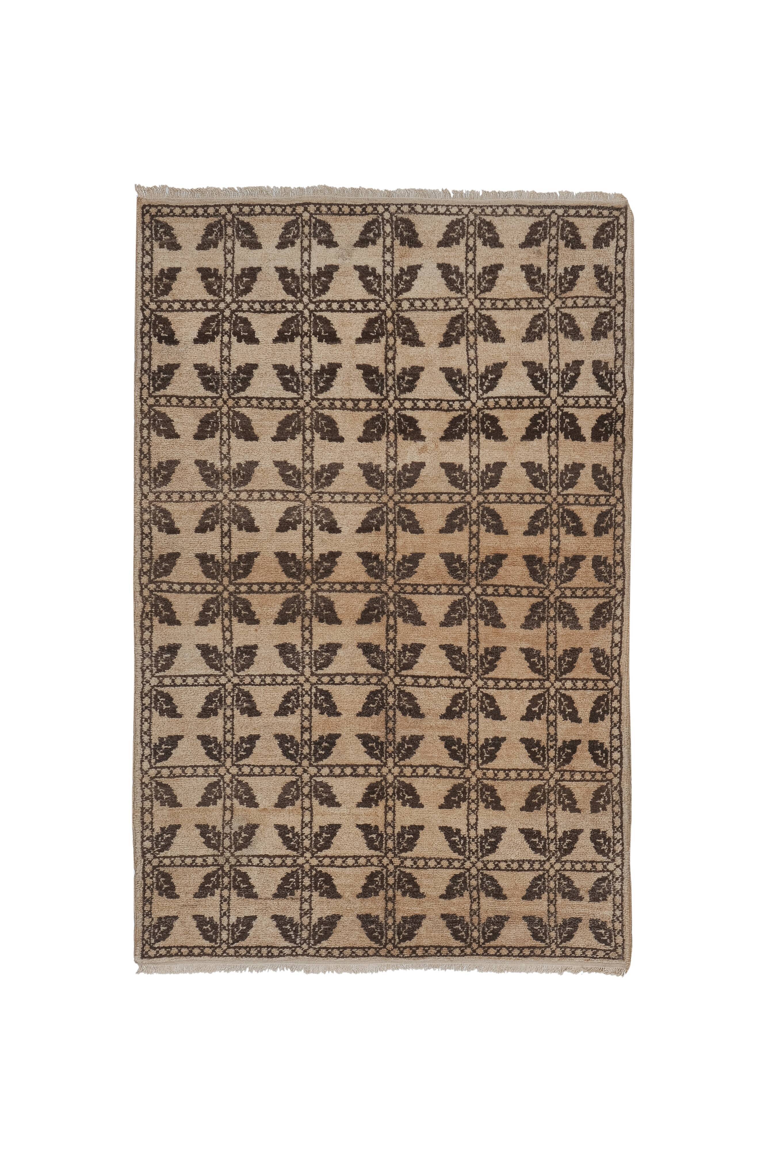 Vintage Turkish rug from Oushak, hand-woven 122x190 cm