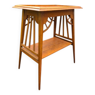 Table d'appoint Art Nouveau en chêne avec étagère – Sculpture géométrique et pieds fuselés