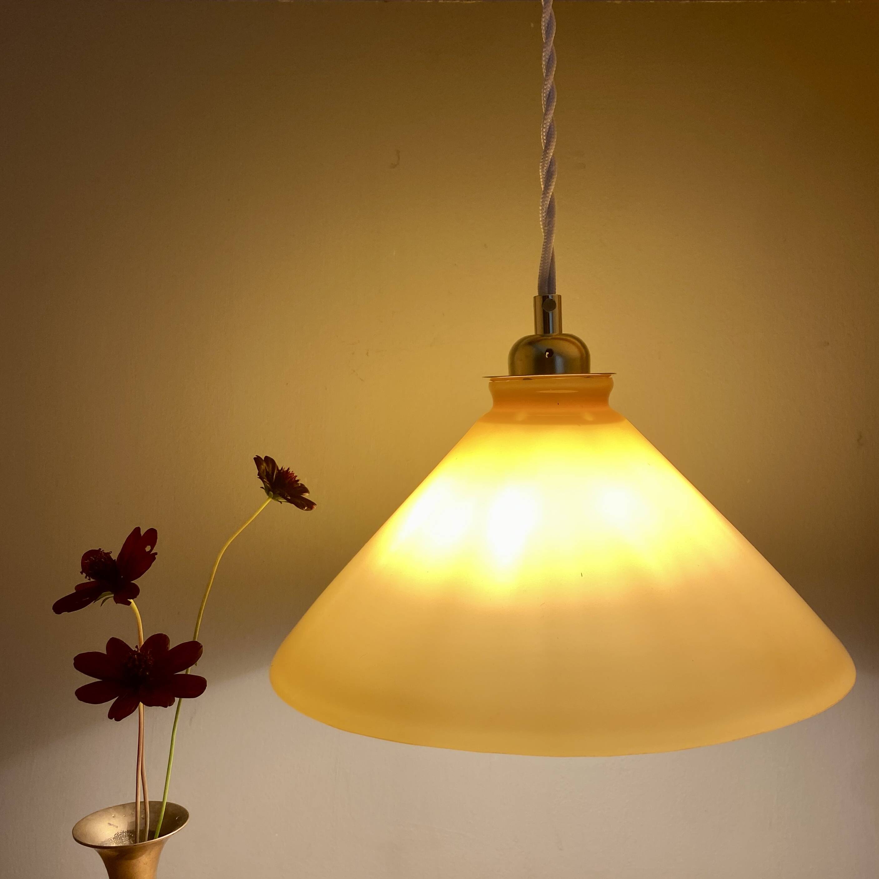 Suspension lampshade in yellow and white opaline