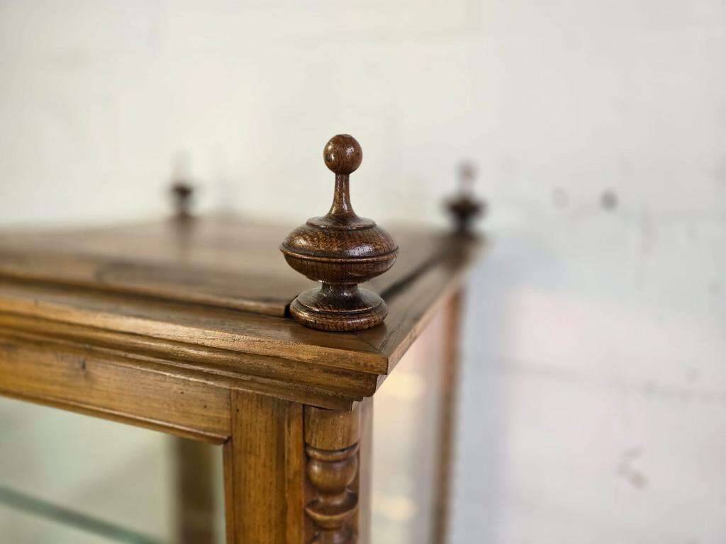 Vitrine vintage en bois avec accent de bobine : verre 4 côtés