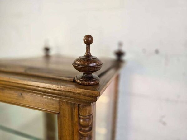 Vitrine vintage en bois avec accent de bobine : verre 4 côtés