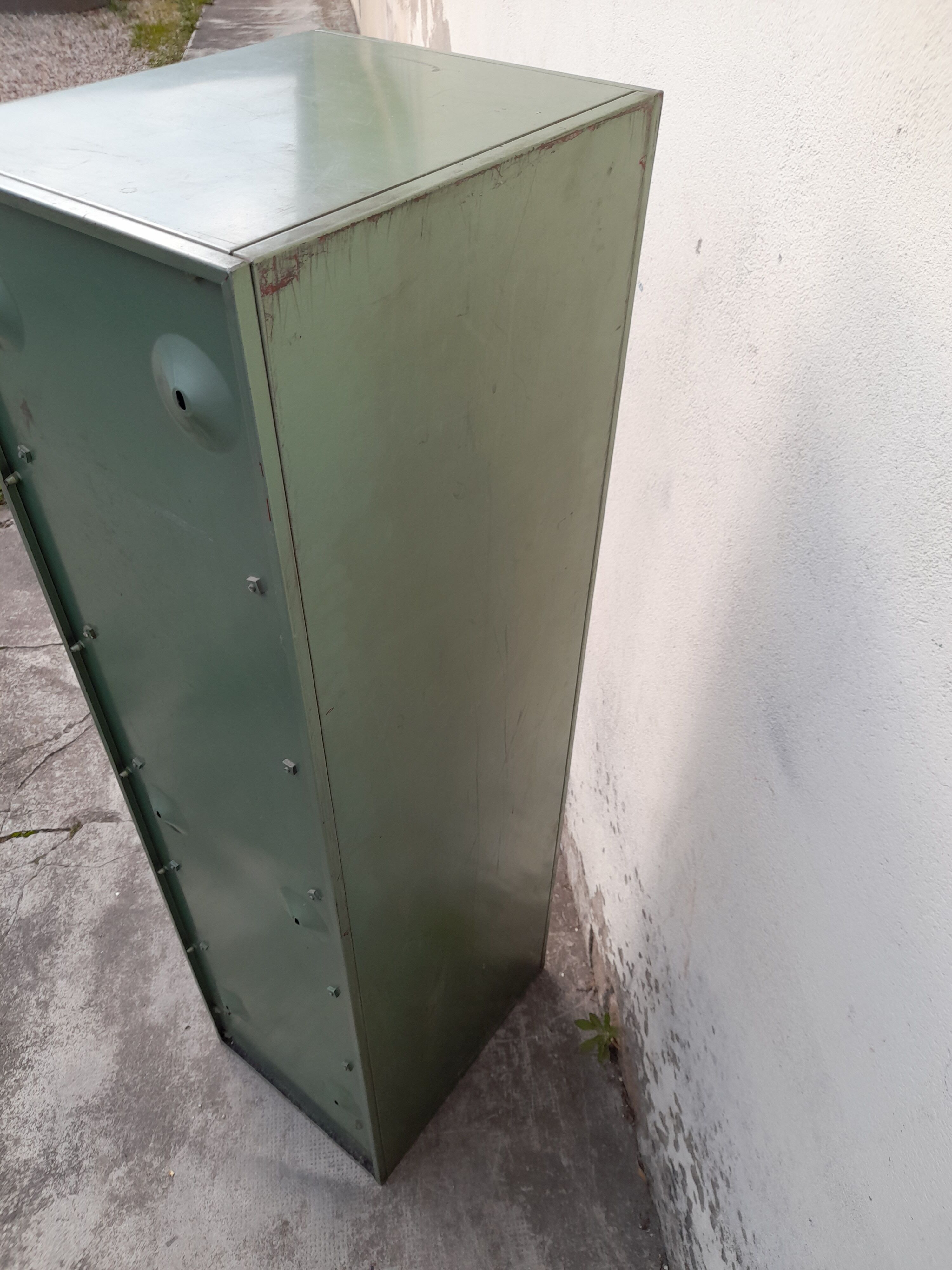 Iron claplet cabinet