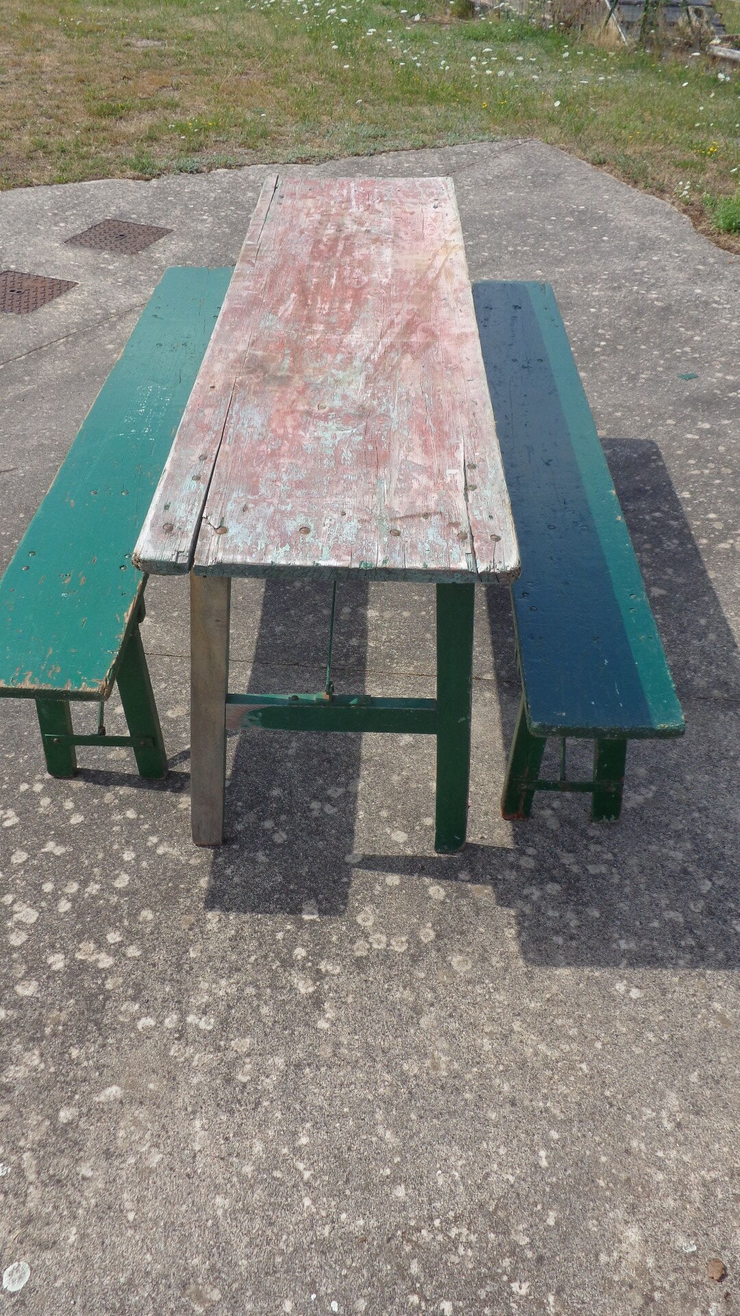 Table de brasserie mutzig et ses bancs