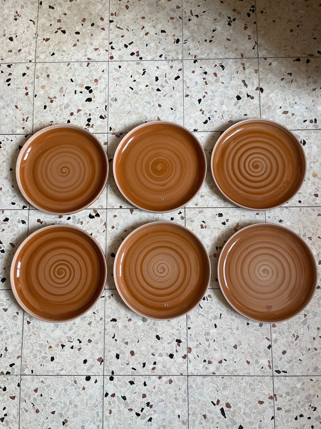 6 assiettes plates en grès
