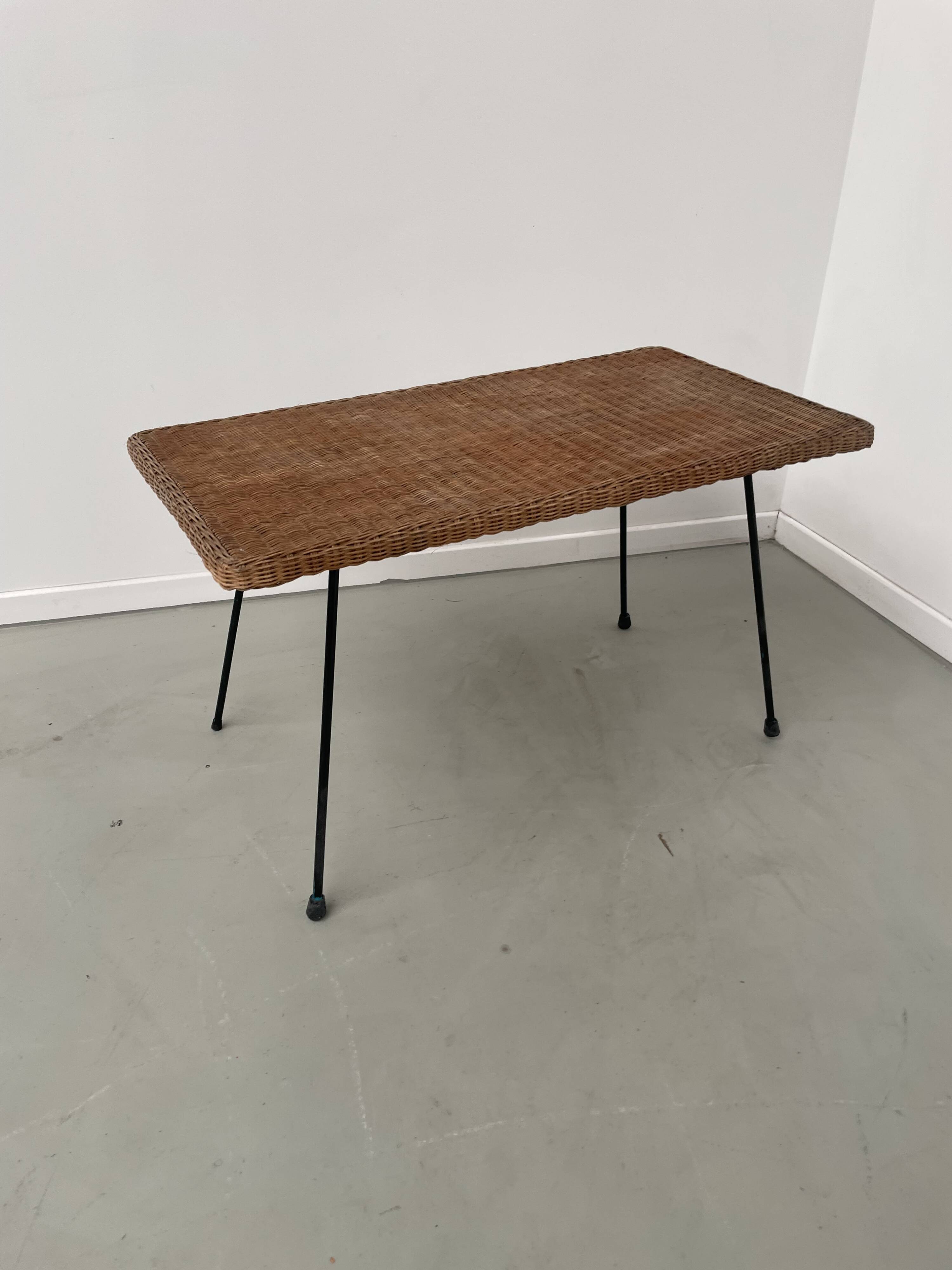 Table basse osier tressé et métal 1960