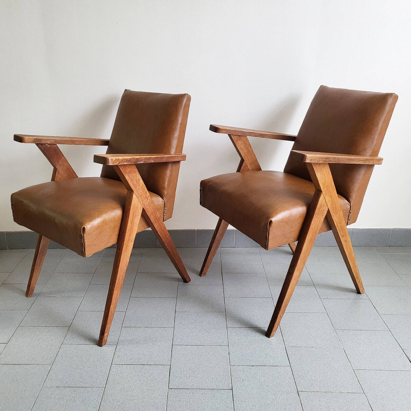 PAIR OF VINTAGE 1950 BRIDGE ARMCHAIRS WITH COMPASS LEGS IN OAK & SIMILAR LEATHER HAV