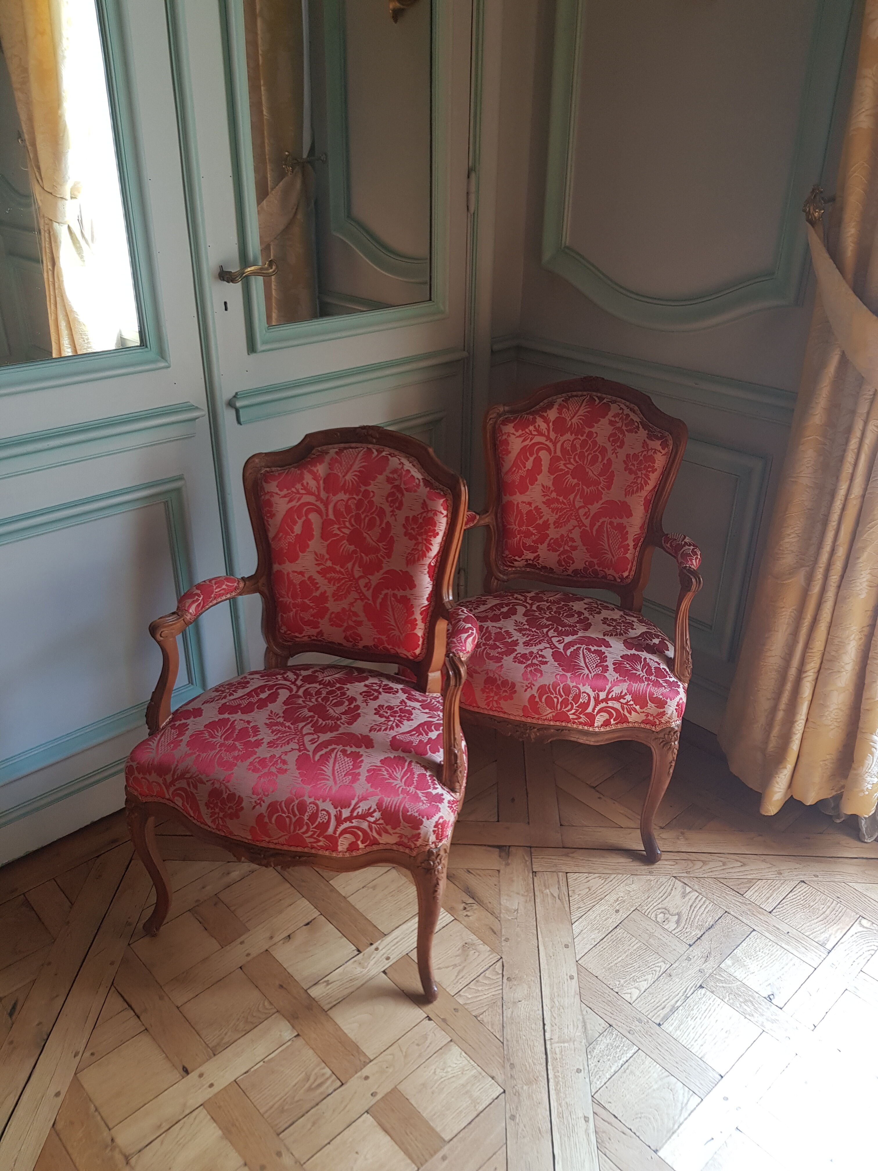 Paire de fauteuils époque Louis XV, vers 1760