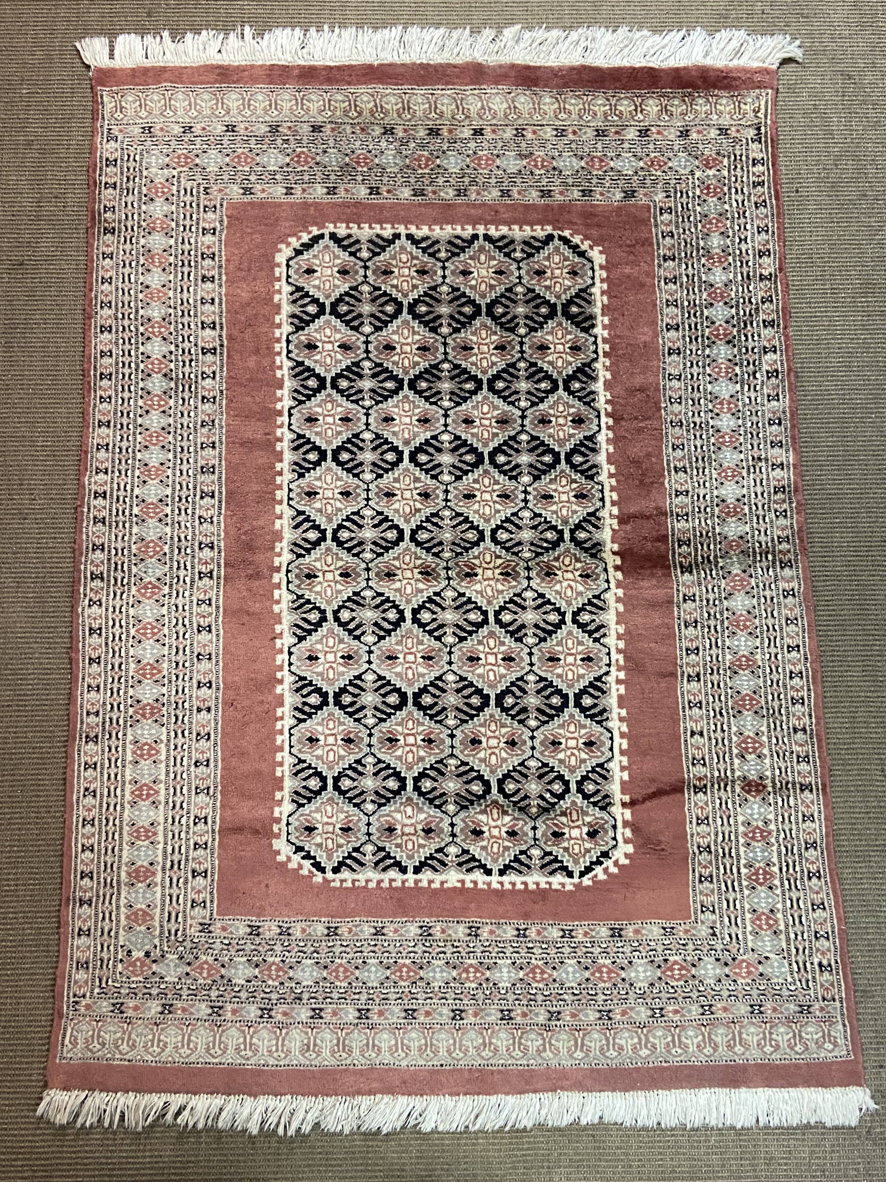 Handmade wool Oriental rug from Pakistan
