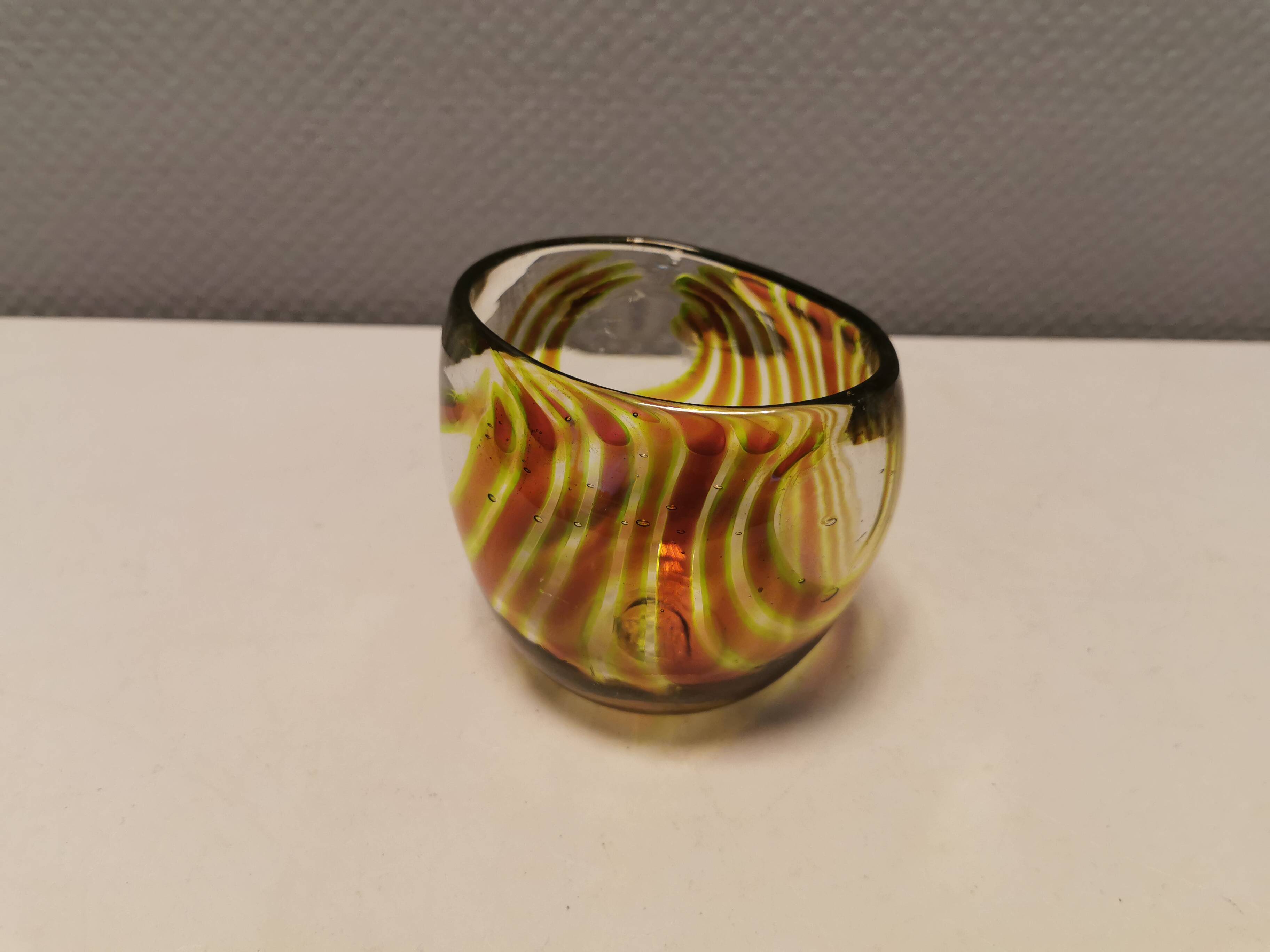 Beautiful mouth-blown vase in beautiful colours.