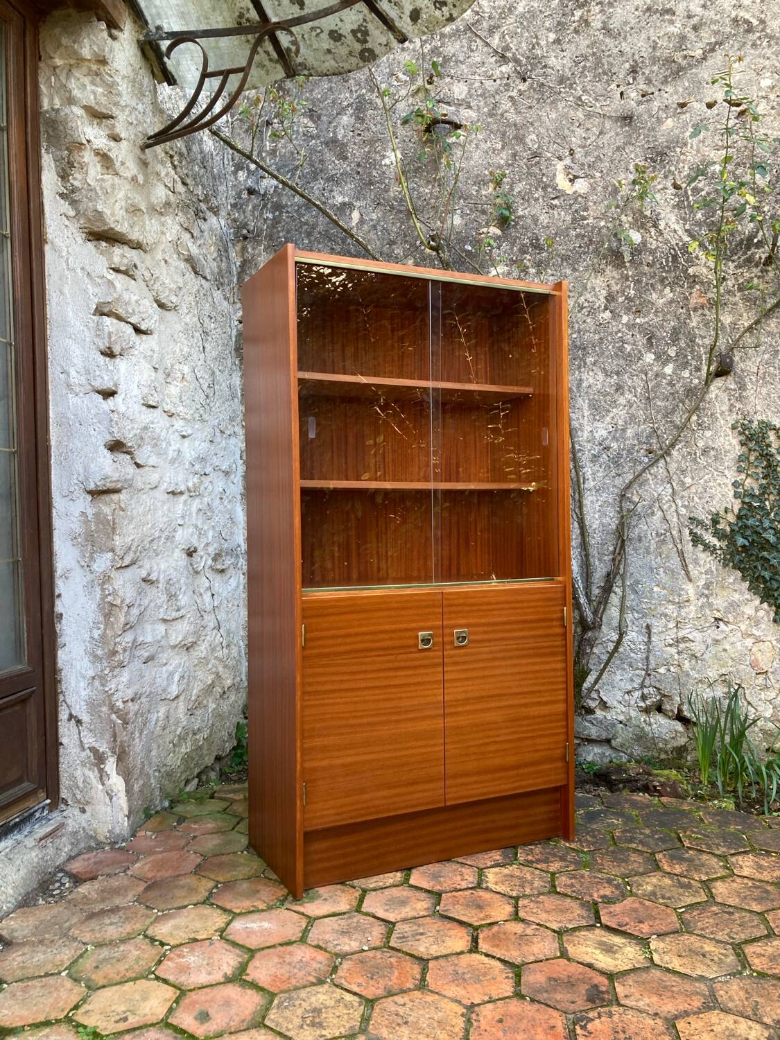 Vintage 1960s display cabinet.